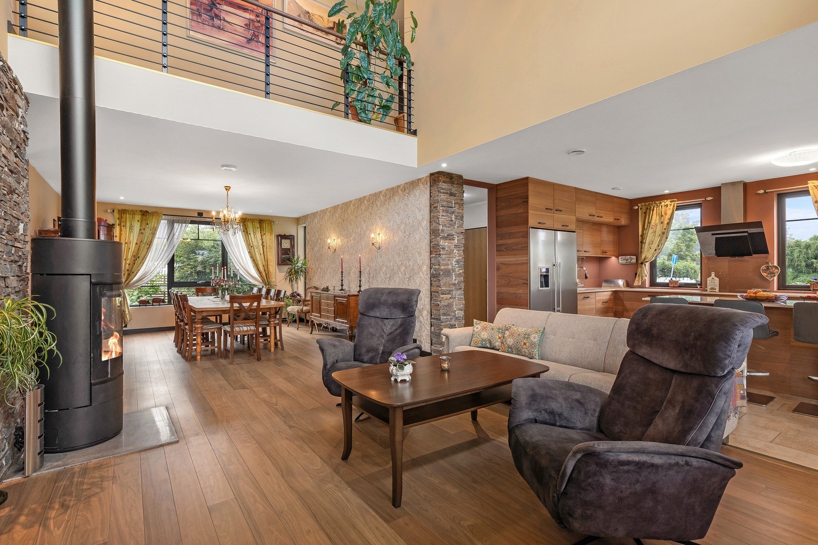 Spisestuen ligger i åpen løsning med stue og kjøkken. Galleribilde