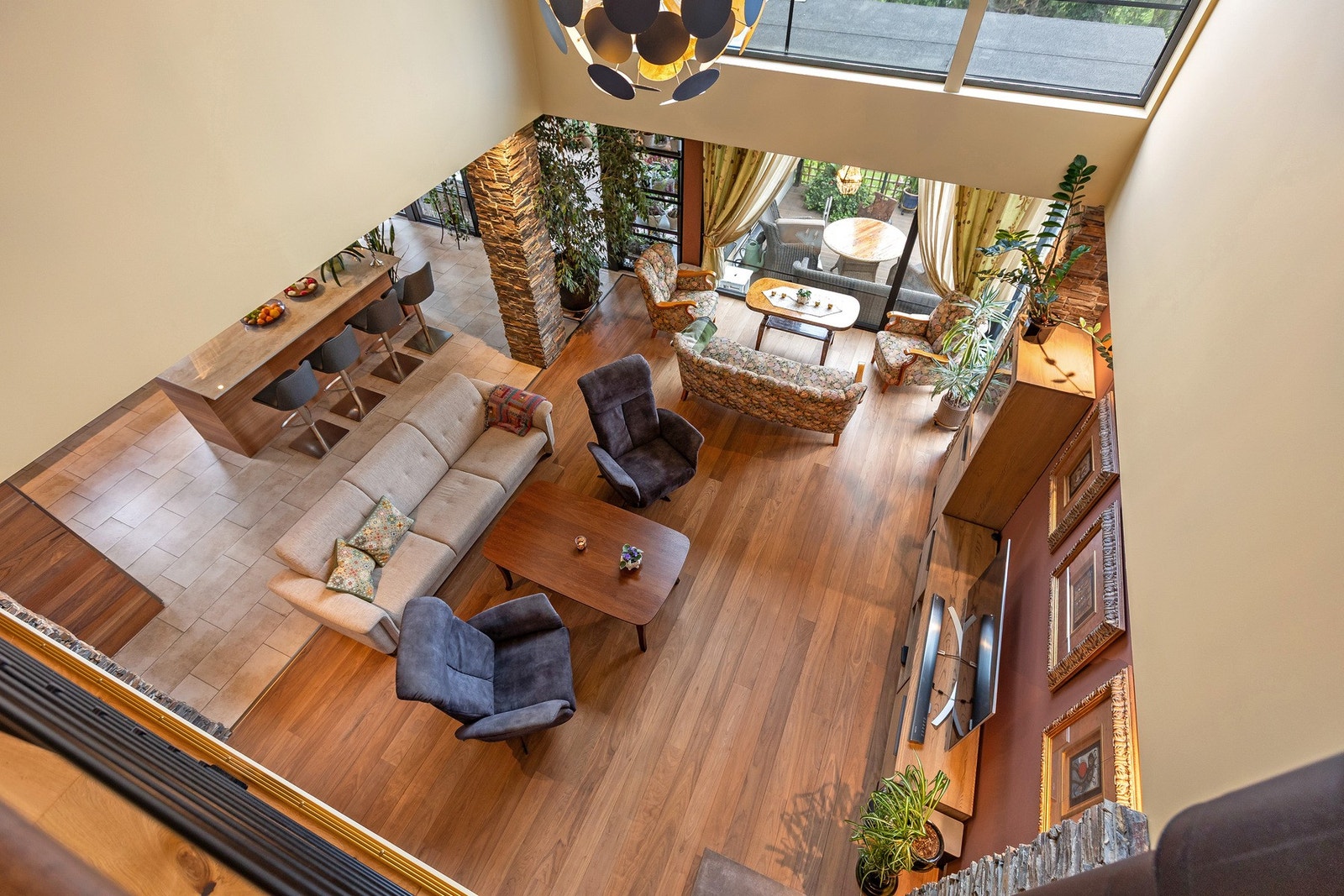 Utsikt fra 2. etasjen og ned i stuen. Galleribilde