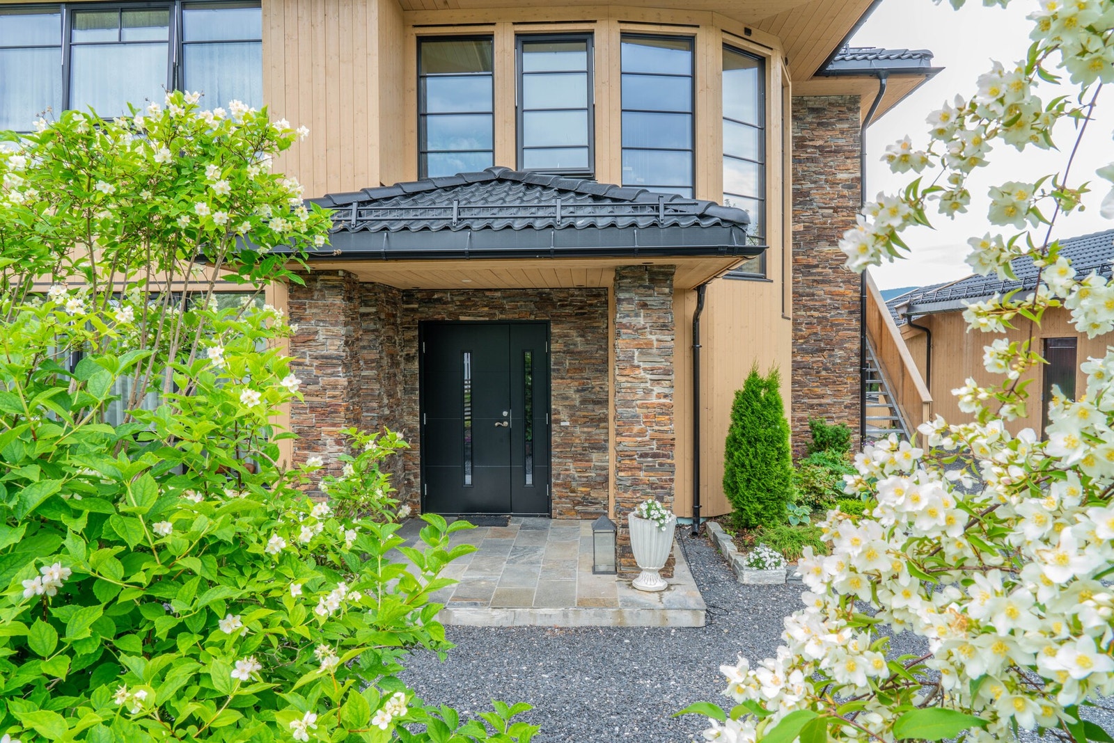 Boligen er svært innholdsrik med en spennende planløsning over to etasjer og har to utleieenheter, en i hver etasje. Galleribilde