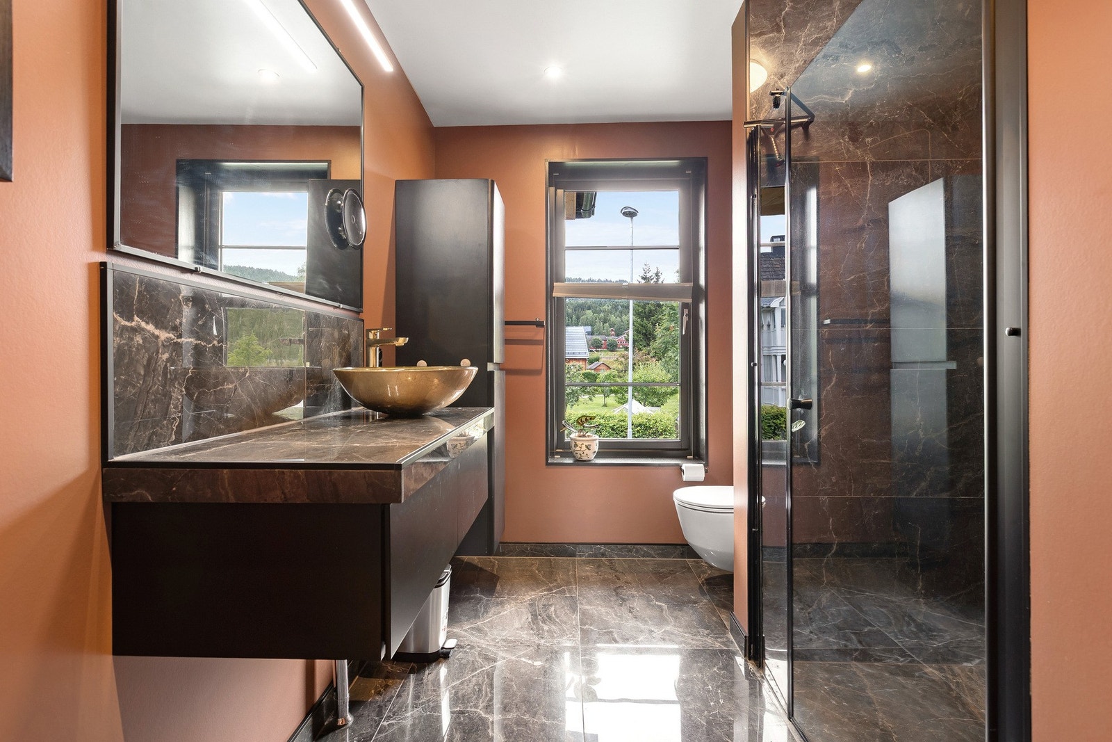 Badet er smakfullt innredet med tidsriktige fargevalg på veggene. Galleribilde