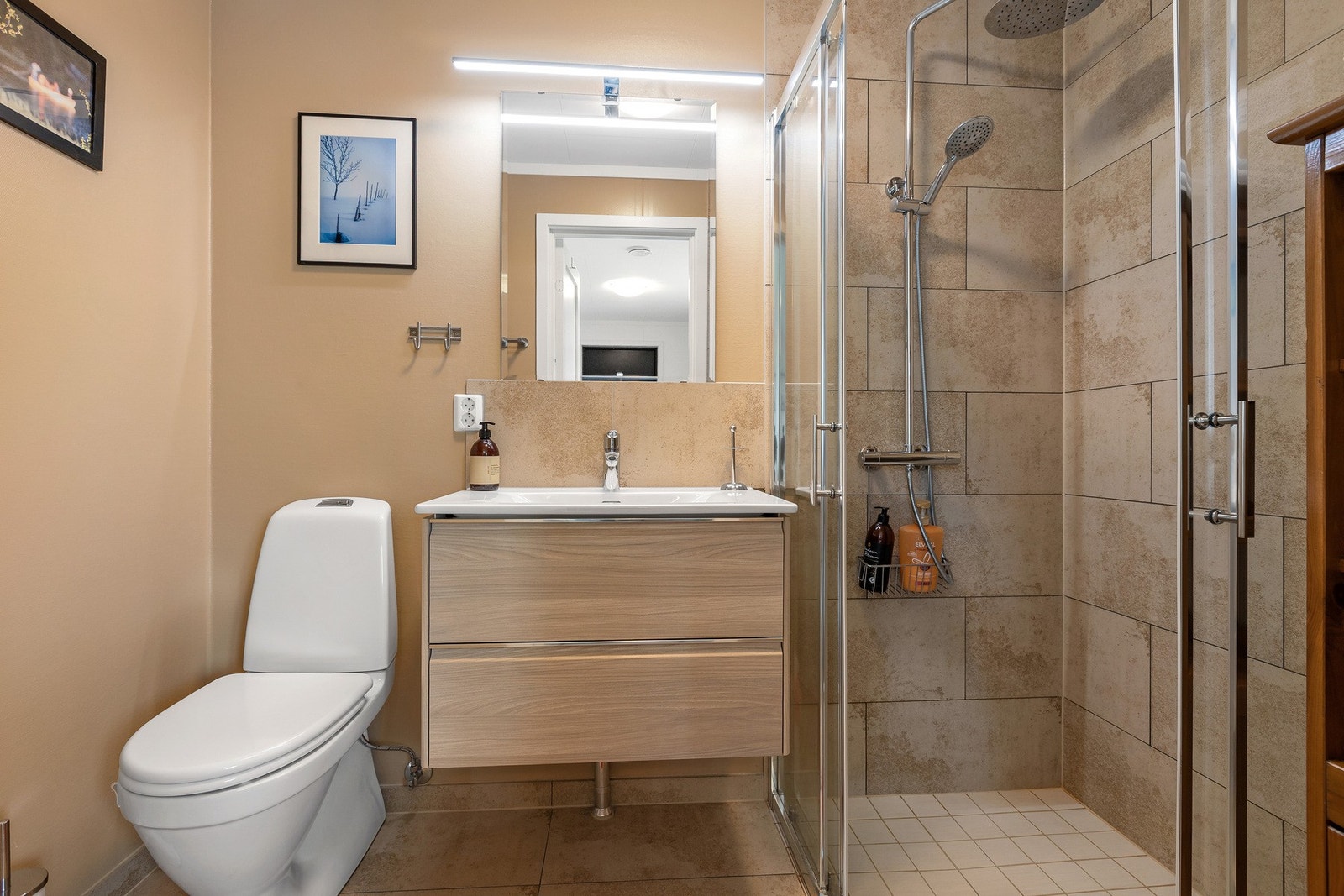 Badet tilhørende hybel i 2. etasje med dusj og toalett. Galleribilde