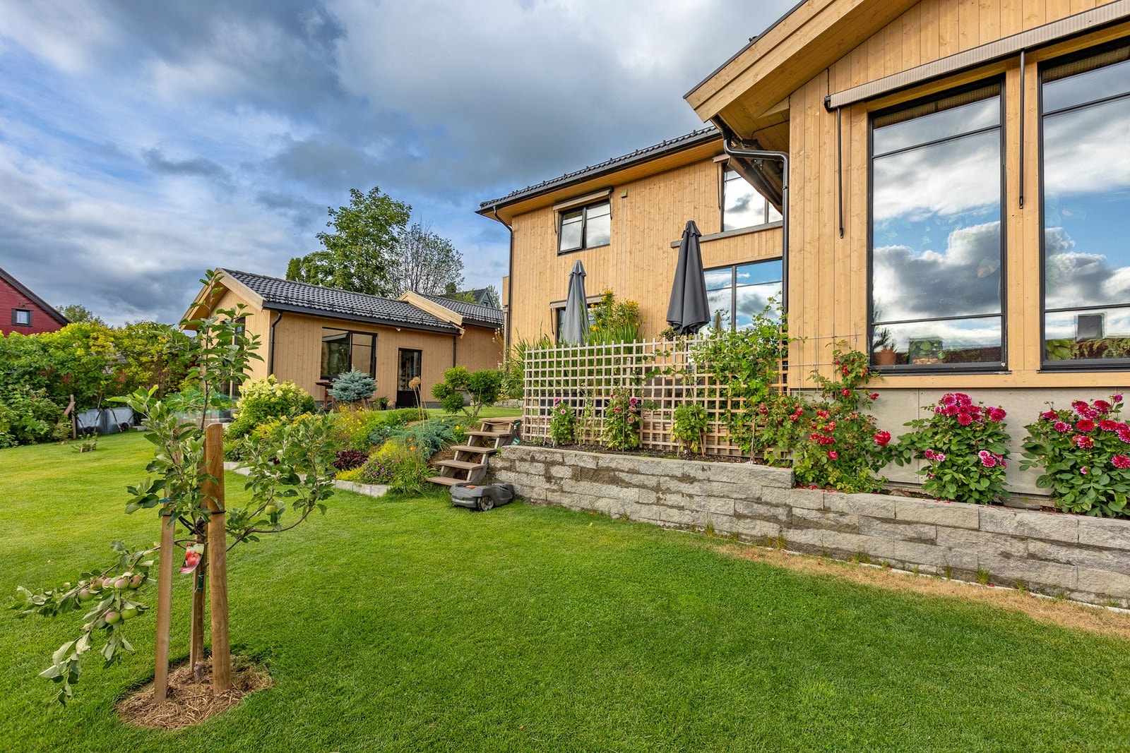 Huset har en særegen karakter og "sjel", og innehar en flott opparbeidet hage. Galleribilde