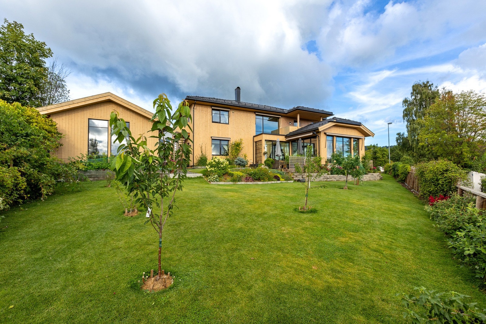 Tomten har en svært god beliggenhet med sol fra morgen til kvel Galleribilde