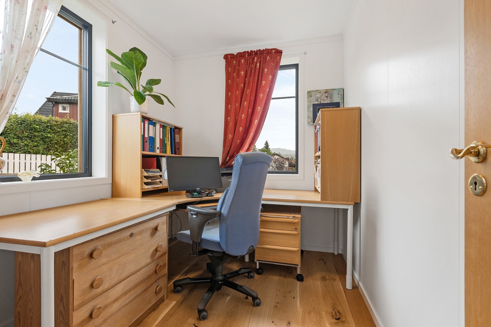 Et praktisk kontor i forbindelse med vaskerommet. Galleribilde