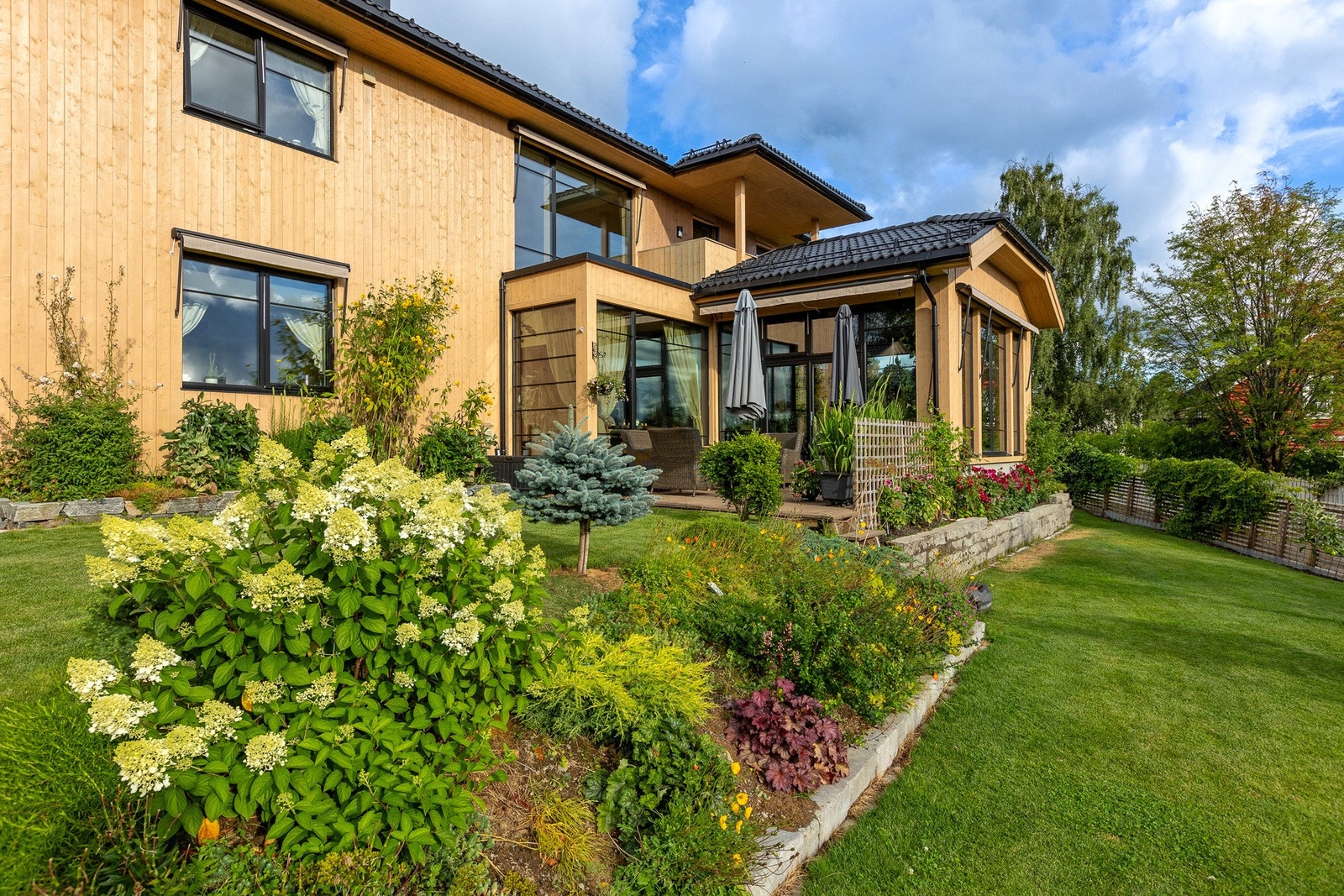 Eiendommen har en nydelig frodig hade med mye beplantning. Galleribilde