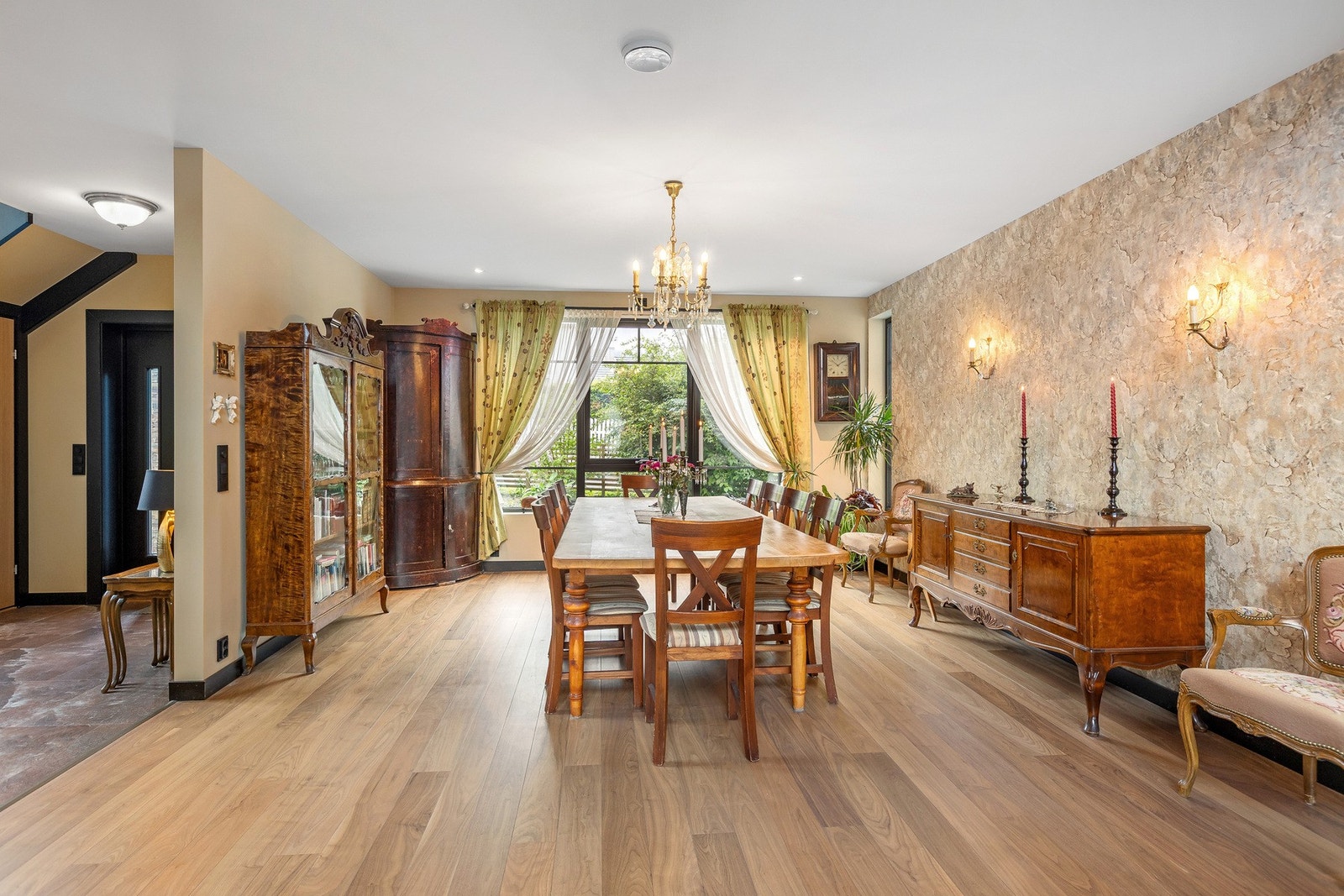 Fra gang går man rett over til spisestuen. Galleribilde