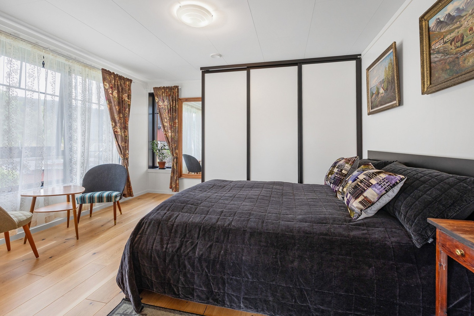 Soverommene er utstyrt med skyvedørsgarderober. Galleribilde