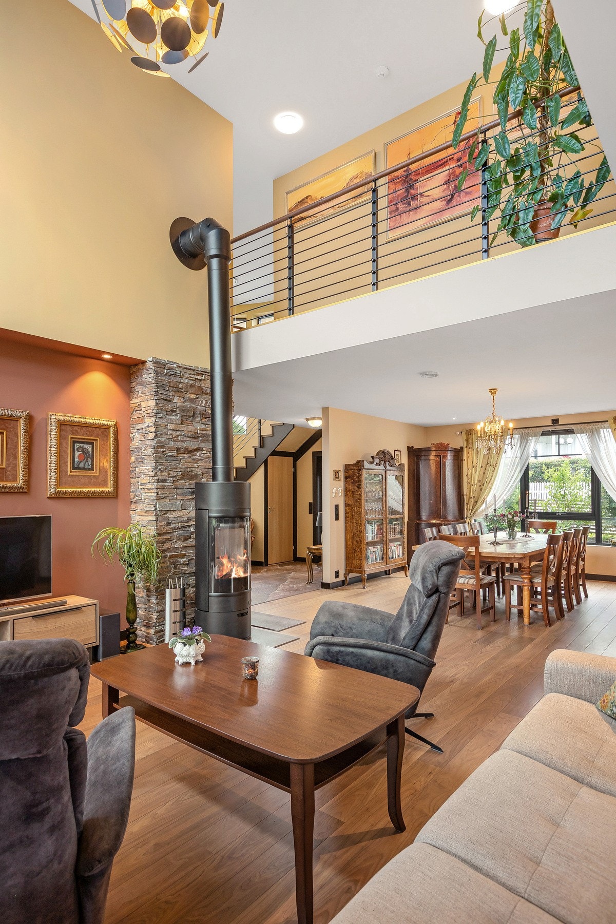 Svært god takhøyde i stuen. Galleribilde