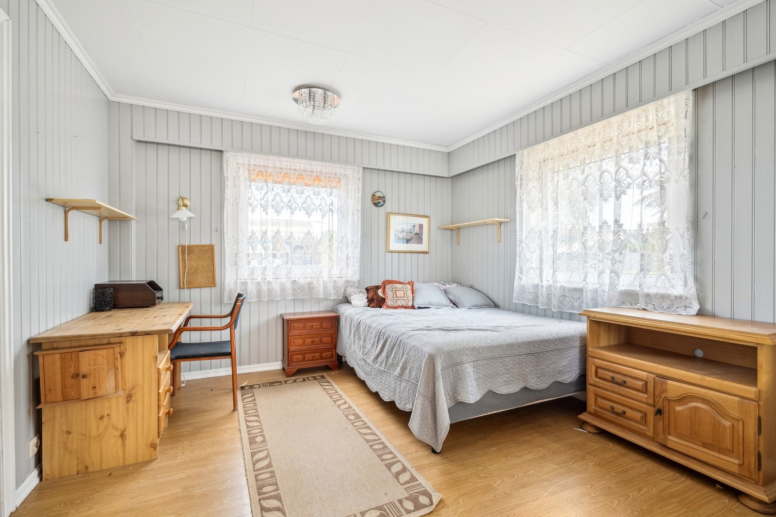 Et romslig soverom i boligens 1.etasje med god plass til ønsket sengestørrelse med tilhørende møblement. Galleribilde