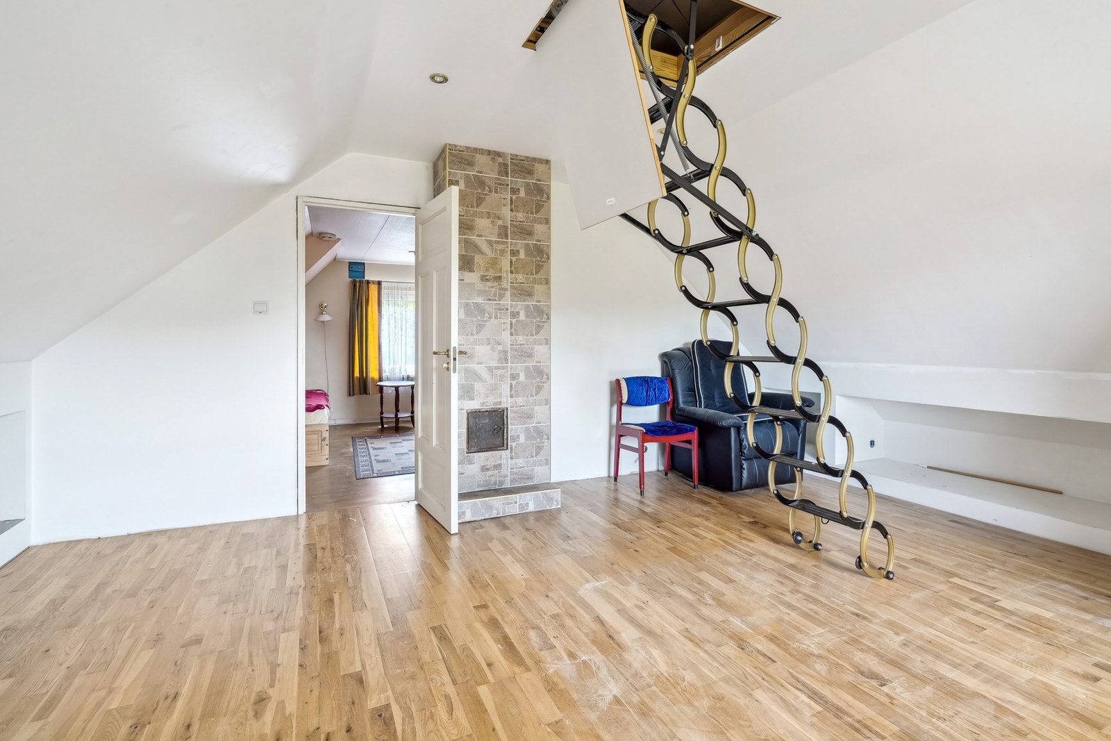 I loftsetasjen har man et stort disponibelt rom som f.eks. kan tiltenkes en loftstue. Galleribilde