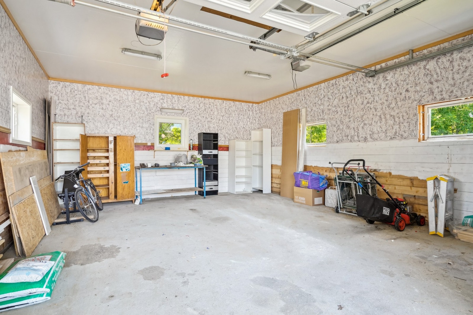 Dobbeltgarasje som er oppført i nyere tid, med plass til to biler og ellers god lagring. Galleribilde