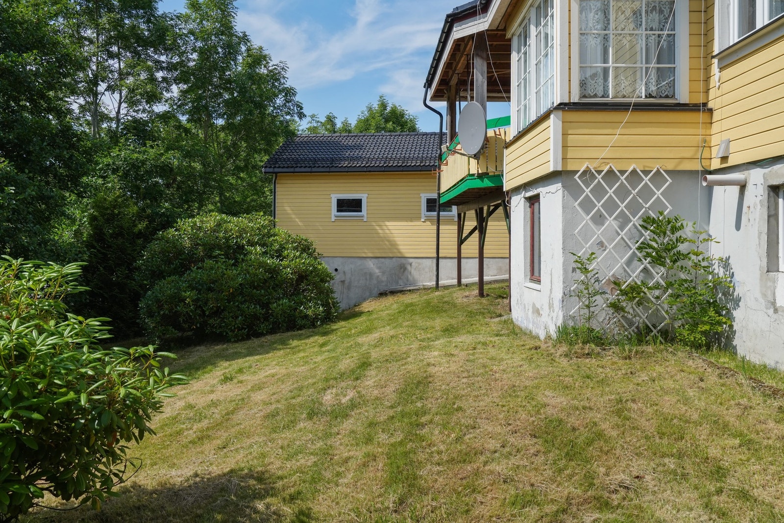 En innholdsrik eiendom med et stort potensiale på en stor tomt, sentralt like ved Langevåg sentrum. Galleribilde