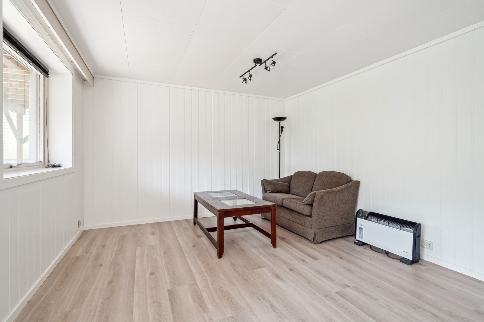 Boligen er registrert med toboenheter, hvorav kjelleren i utgangspunktet er tiltenkt for utleie. Det foreligger byggemelding på innredning av kjeller. Galleribilde