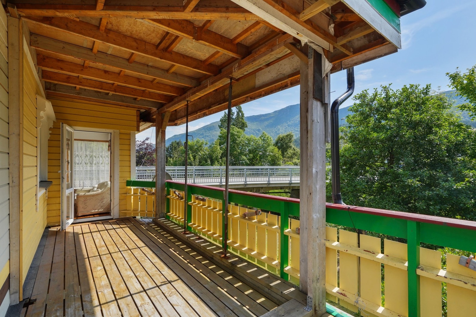 Mot sør er det igangsatt arbeid med oppføring av vinterhage på verandaen, med tilkomst fra stuen. Galleribilde