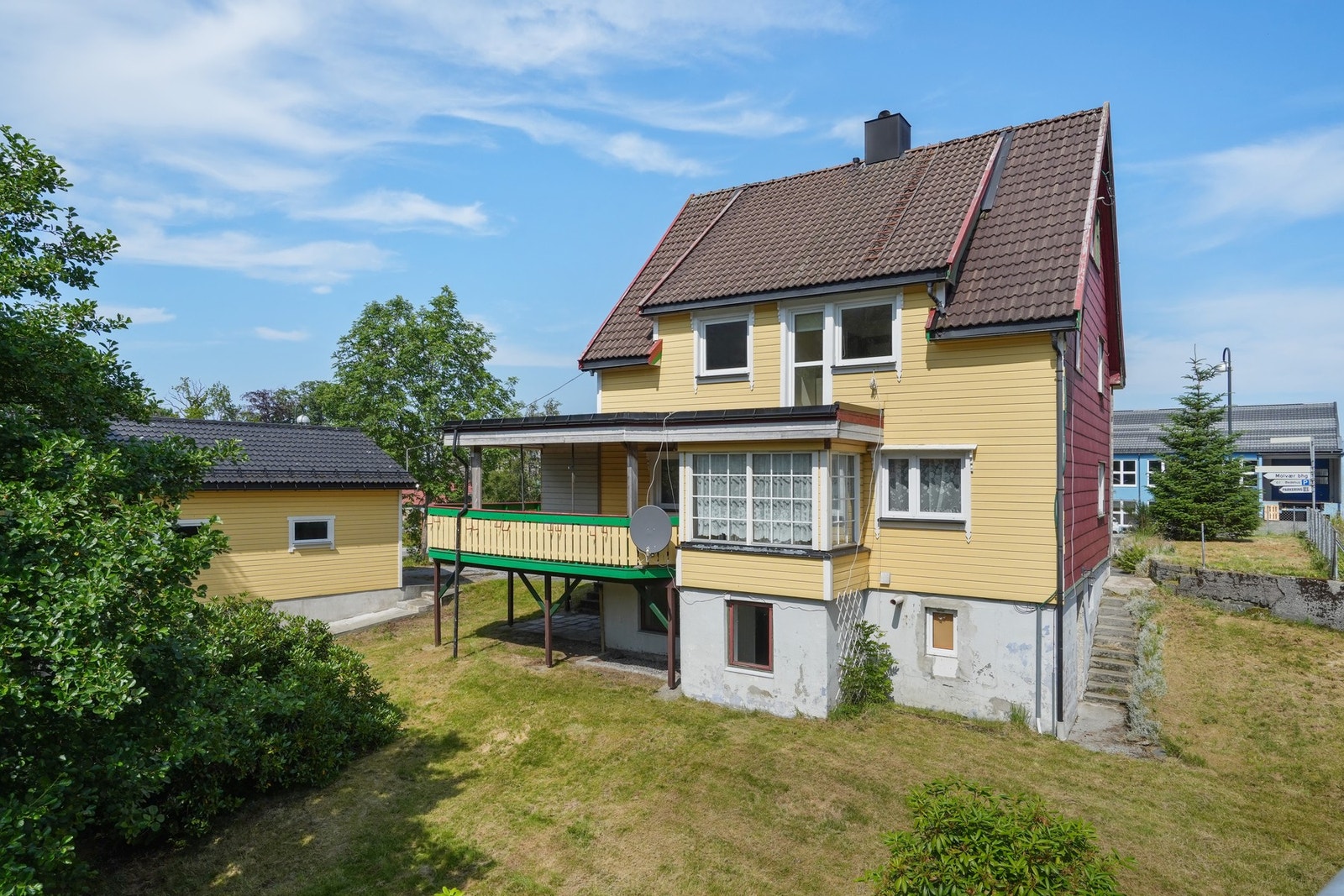 Fra eiendommen er det umiddelbar nærhet til servicetilbud på Devoldfabrikken, dagligvarebutikk, skoler og barnehager. Galleribilde