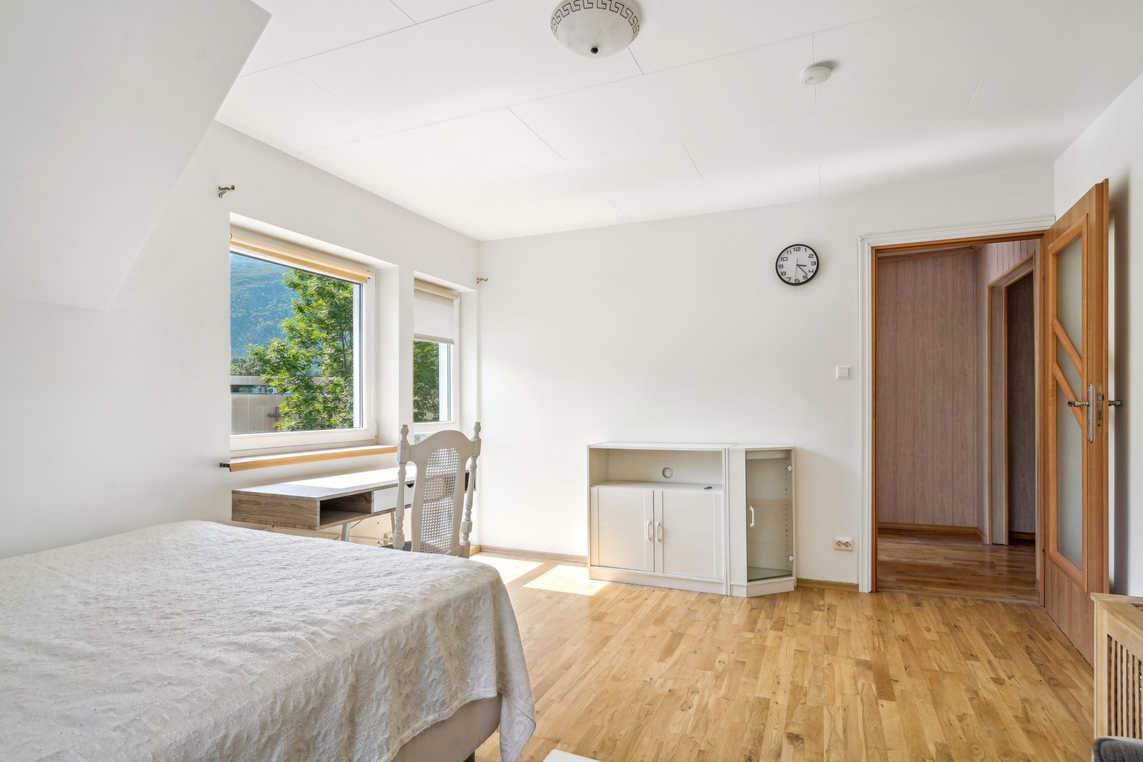 Eiendommen kan betegnes som noe vedlikeholdt, men bærer fortsatt preg av tidens tann med oppussingsarbeid for tur. Galleribilde