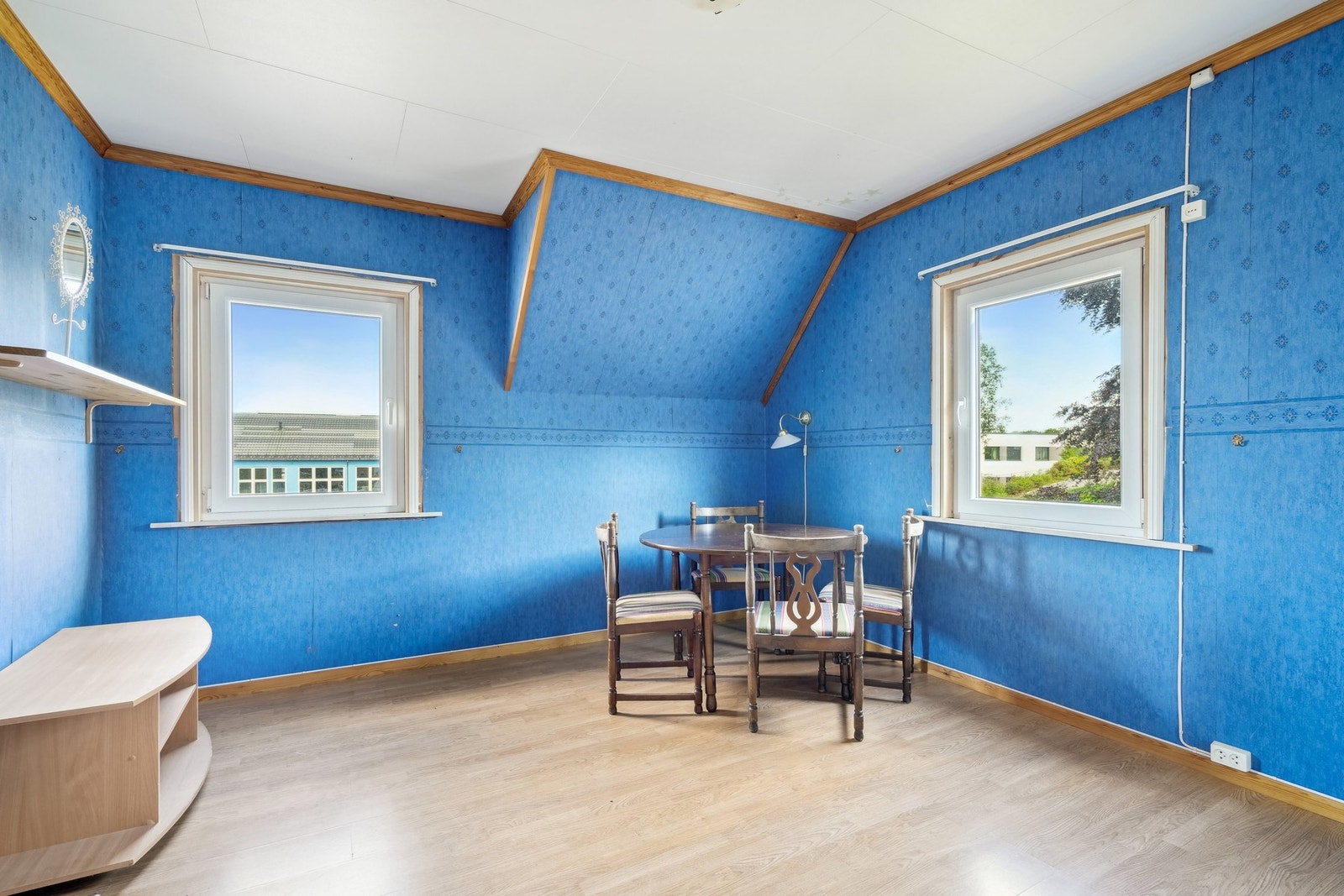 Innvendige gulv består i hovedsak av parkett og laminat, på veggene er det tapet og malte flater. Galleribilde