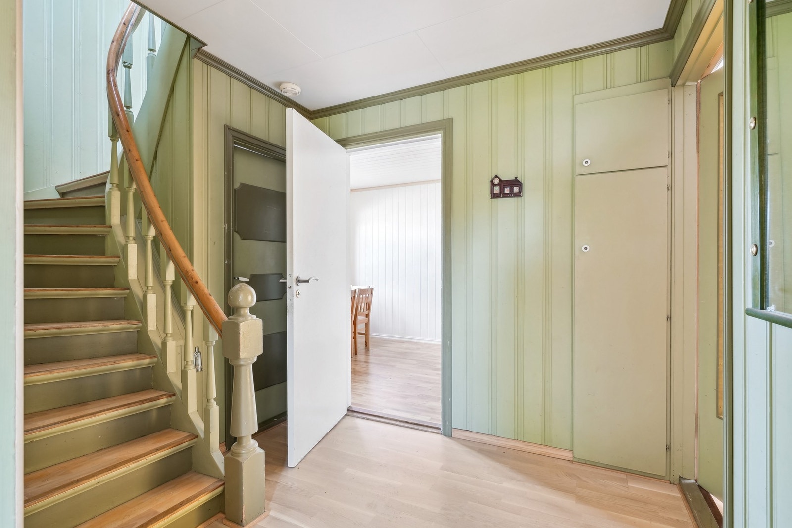 Gangen knytter etasjene sammen, med en eldre sjarmerende tretrapp opp mot øvrige etasjer samt med trapperom ned til kjelleretasjen. Galleribilde