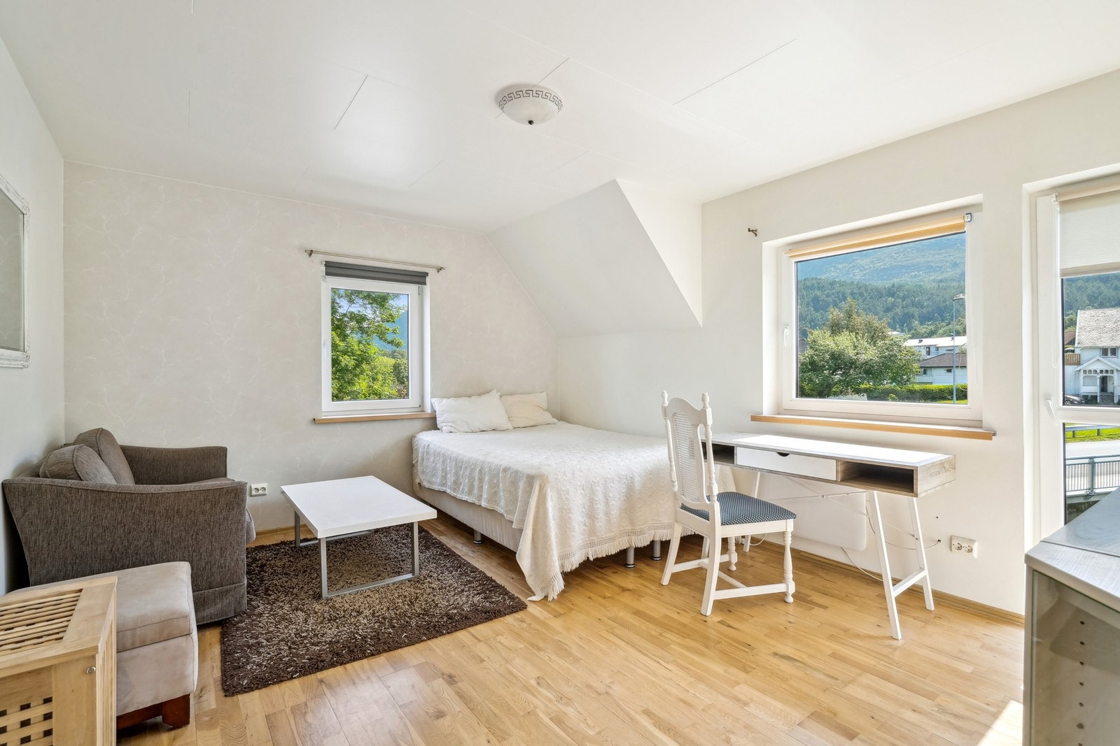 I 2.etasje er det tre romslige soverom med flere bruksmuligheter. Flere av dem byr på skjønn og frodig utsikt opp mot Sulafjellet. Galleribilde