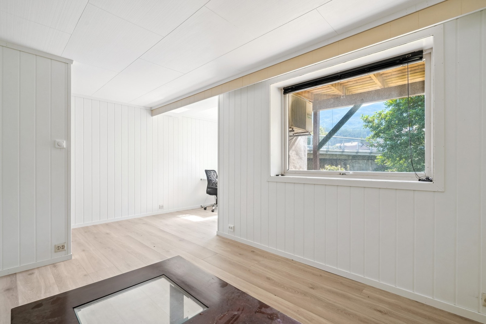 Kjellerleiligheten består av gang, bad og en åpen løsning mellom stue og kjøkken. Galleribilde