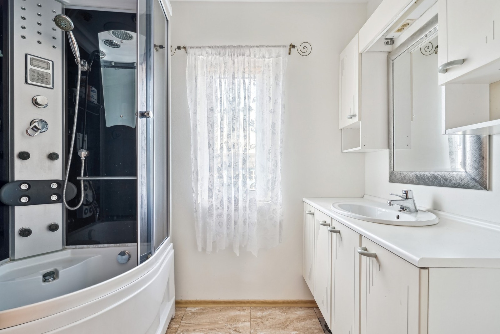 - og er utstyrt med et romslig baderomsmøbel og dusjkabinett. Galleribilde