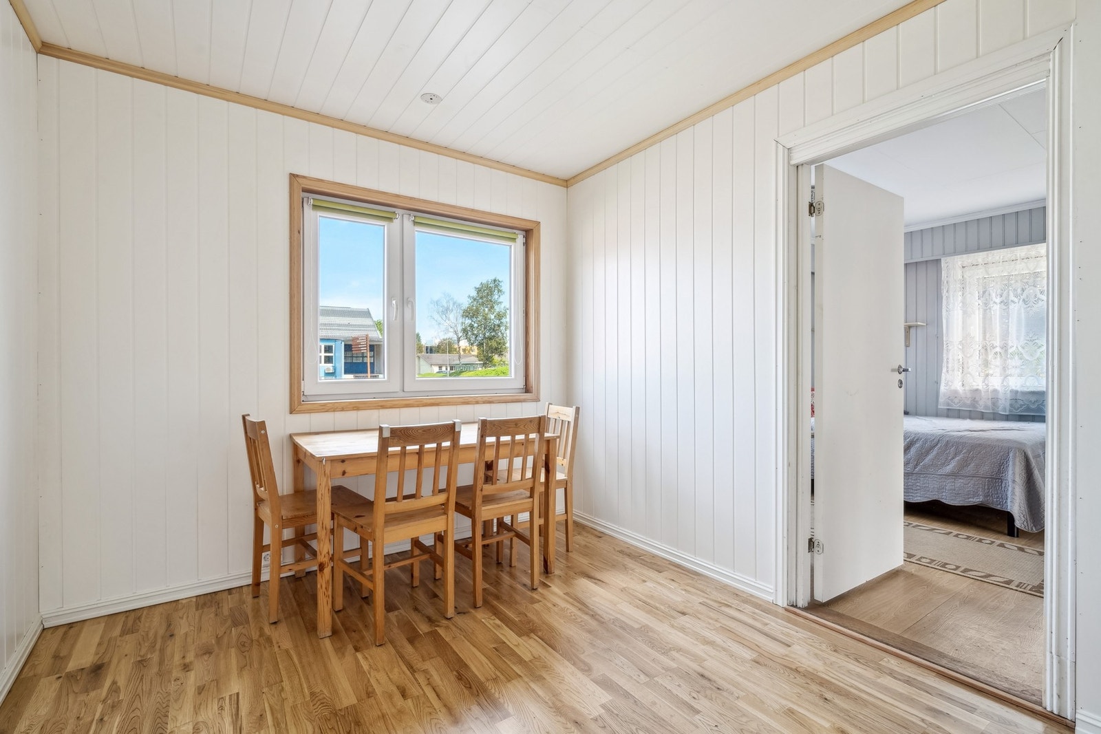 Her er det gode muligheter for etablering av kjøkken. Tidligere kjøkken er i dag revet vekk på grunn av skader fra en tidligere lekkasje. Galleribilde