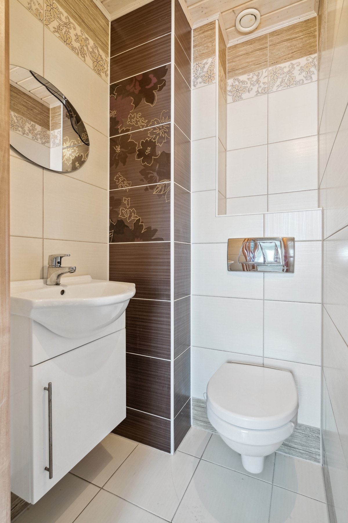 I 2.etasje er det oppført et helfliset toalettrom med vegghengt toalett og baderomsmøbel med servant. Galleribilde