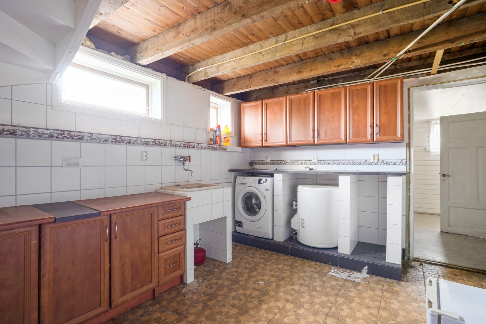 Vaskerommet er beliggende i kjelleretasjen og har innredning med opplegg for vaskemaksin. Himlingen er revet på grunn av tidligere lekkasje. Galleribilde