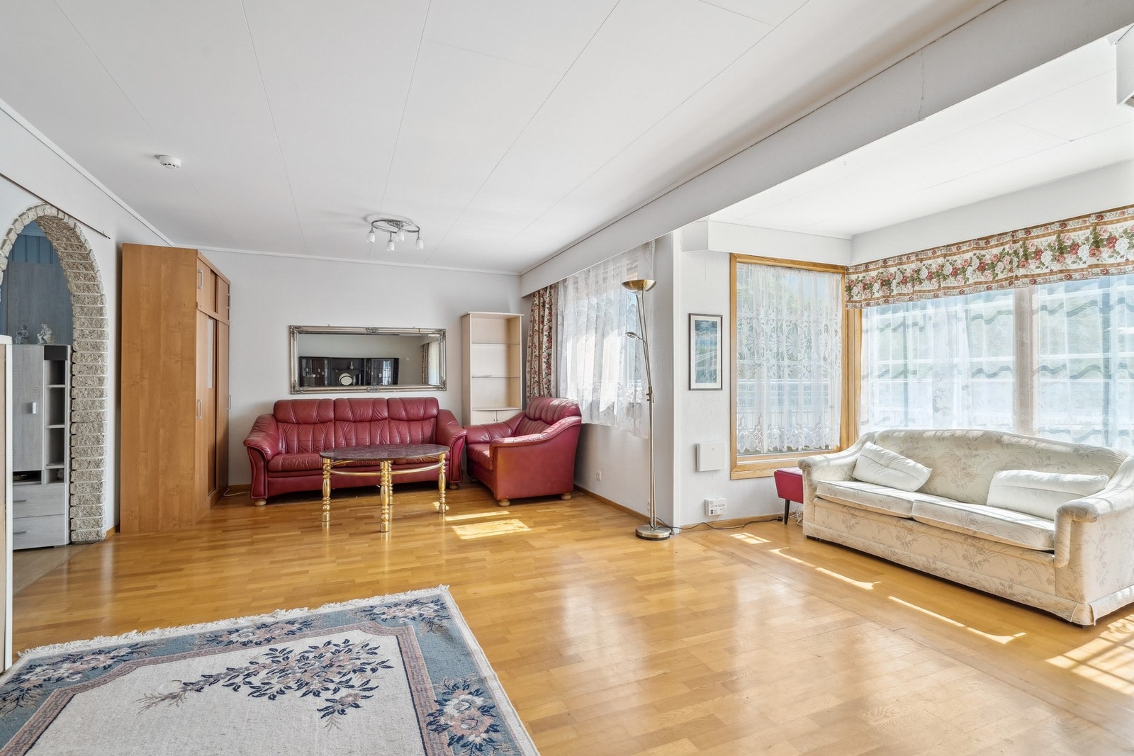 Boligen er over fire etasjer, og har egen inngang både til 1.etasje og til kjelleretasjen. Galleribilde