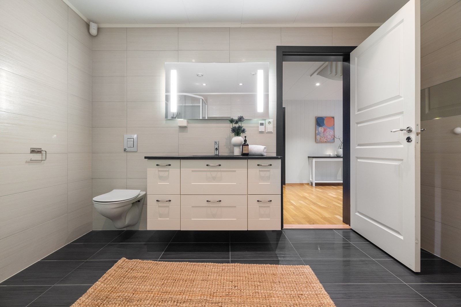 Rett over gangen fra hovedsoverommet ligger et pent flislagt bad. Galleribilde