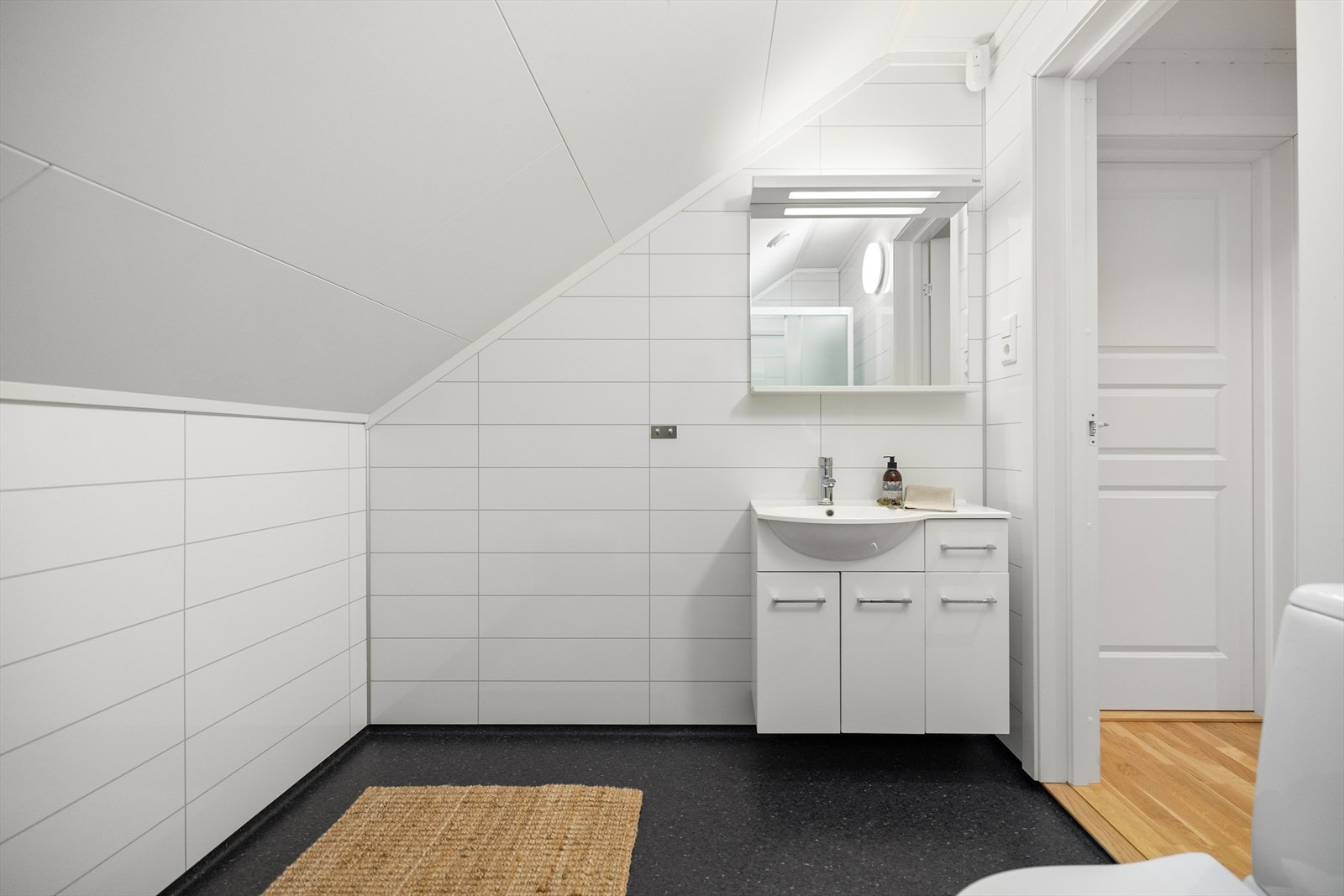 Dette baderommet er innredet med vinylbelegg på gulvet og baderomsplater (fibo trespo) på veggene. Galleribilde