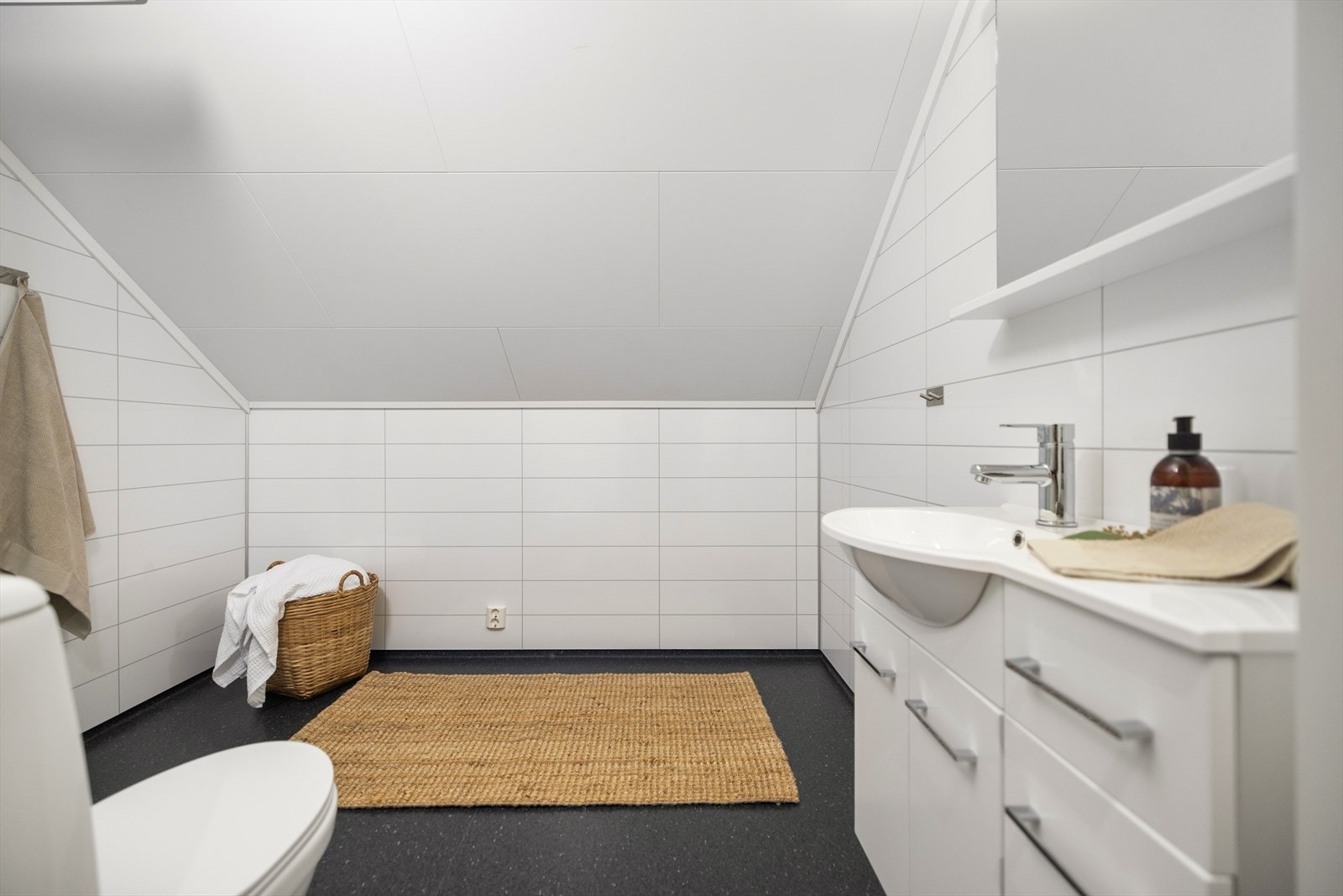 I denne etasjen er det også gjort rom for ett baderom, noe som er svært kjekt når soverommene ligger på dette planet. Galleribilde