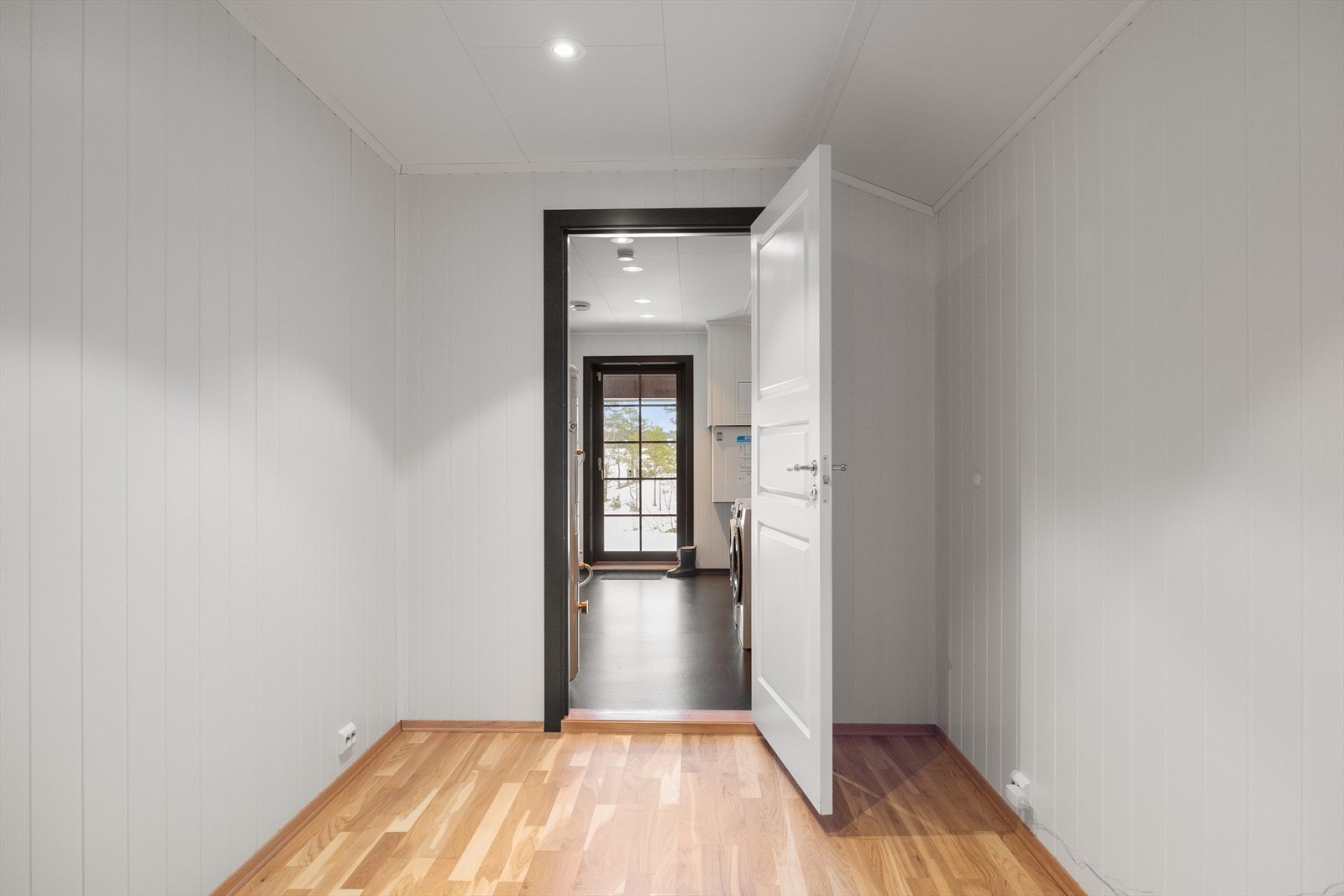 Et romslig garderoberom ligger i tilknytning til vaskerommet. Galleribilde