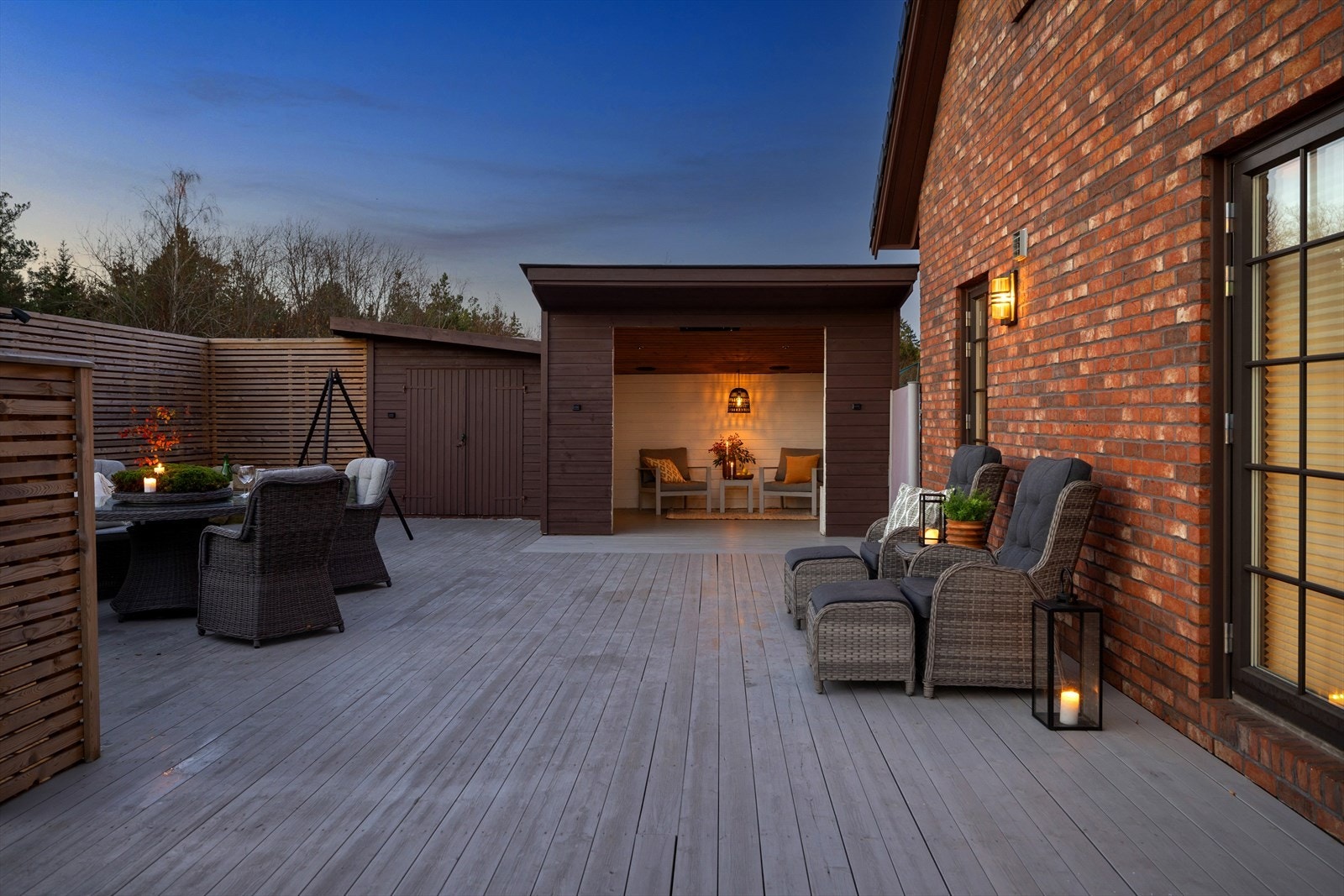 I tilknytning til den sørvest-vendte verandaen er det en overbyd utestue. Galleribilde