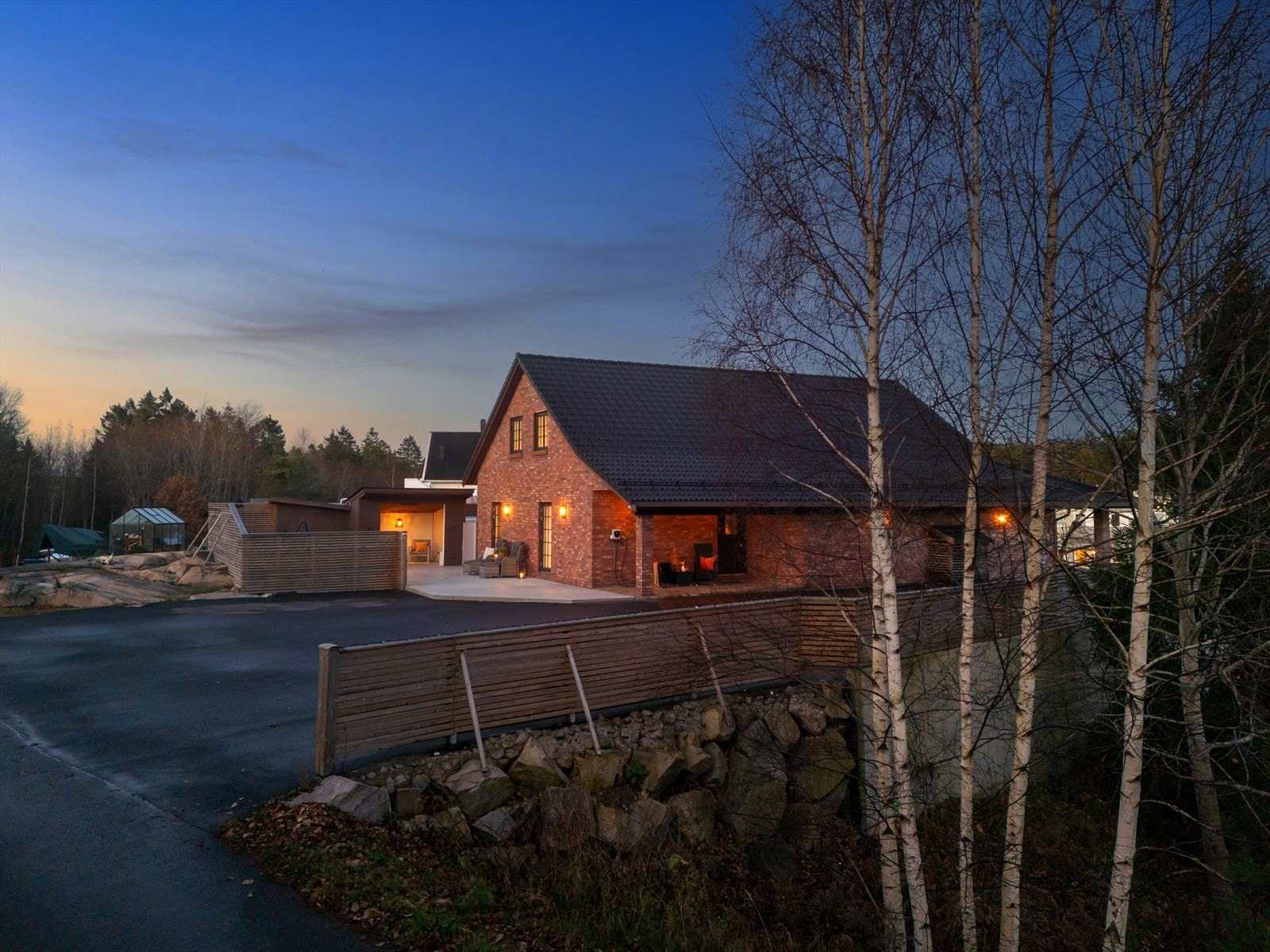 Det er i tillegg asfaltert tilgang til eiendommen fra Kasaveien. Galleribilde