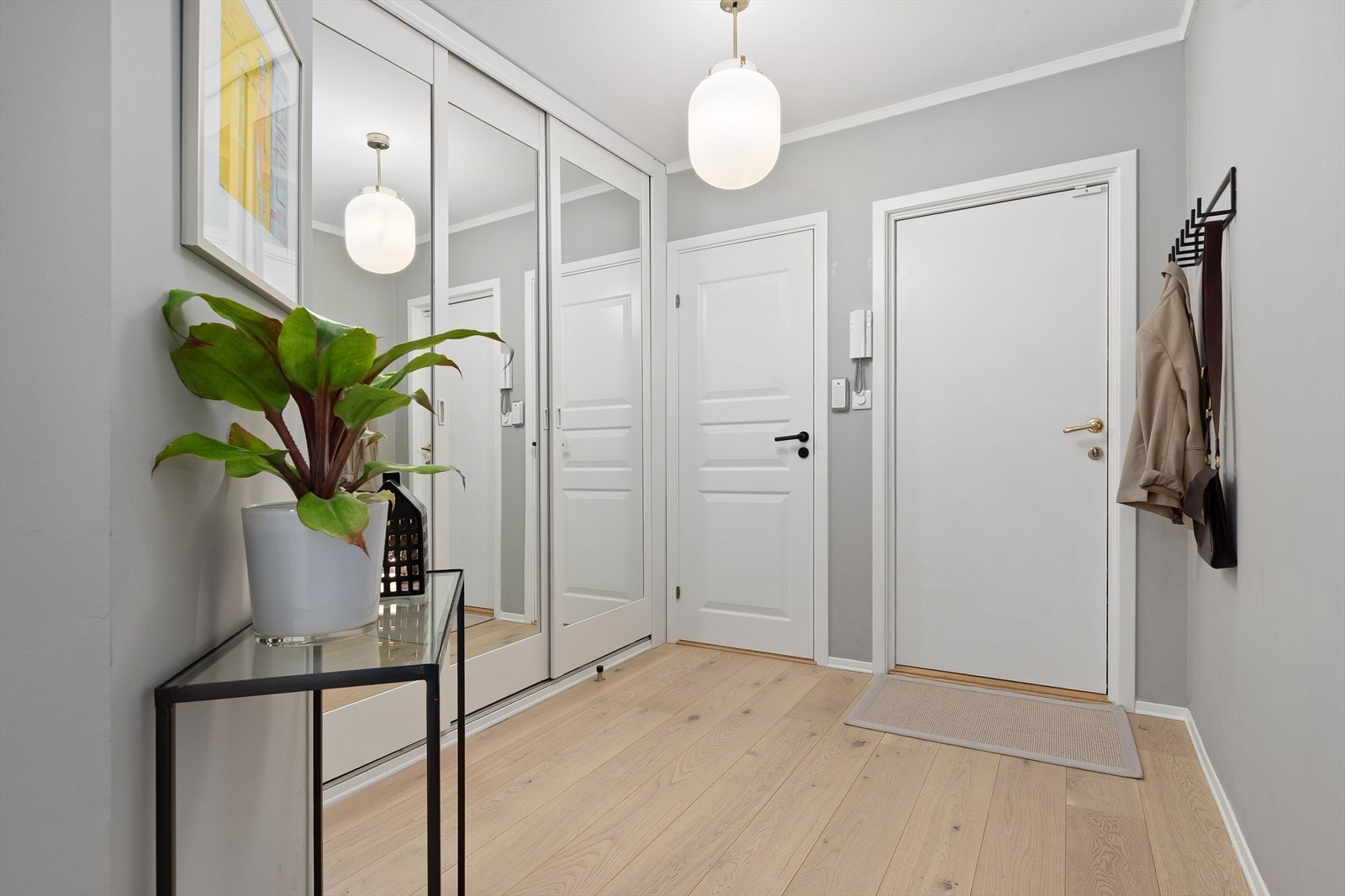 God plass til oppbevaring i skyvedørsgarderobe Galleribilde