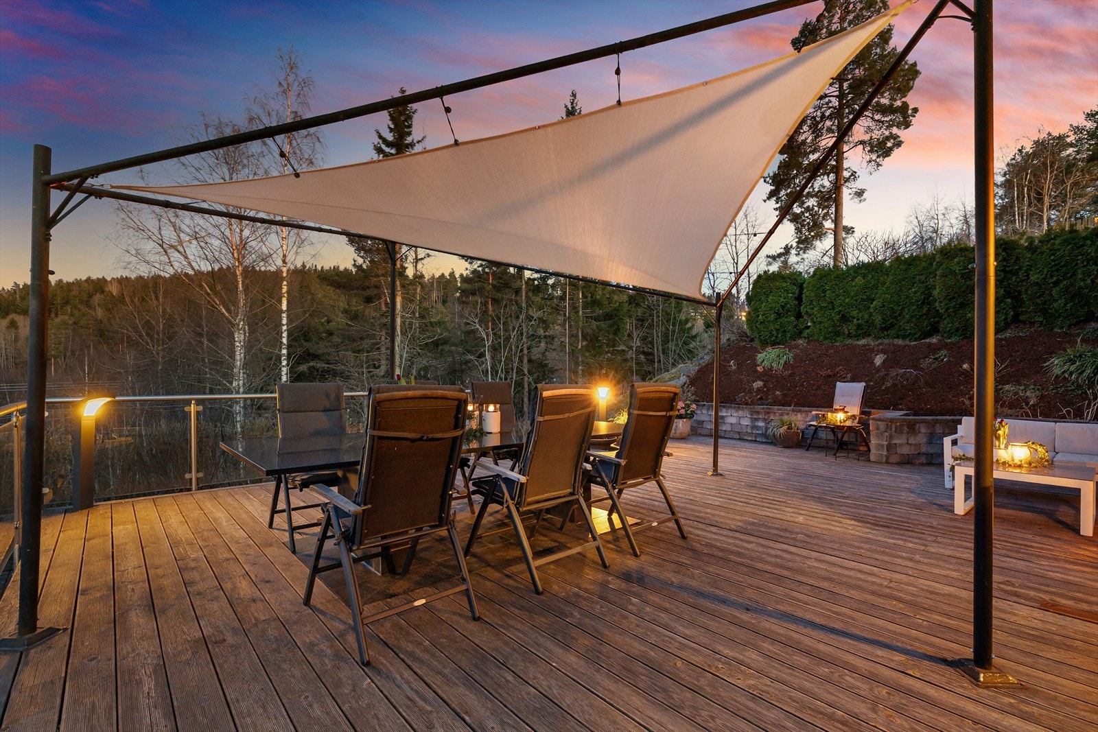 Uteplassen grenser til skog og mark Galleribilde