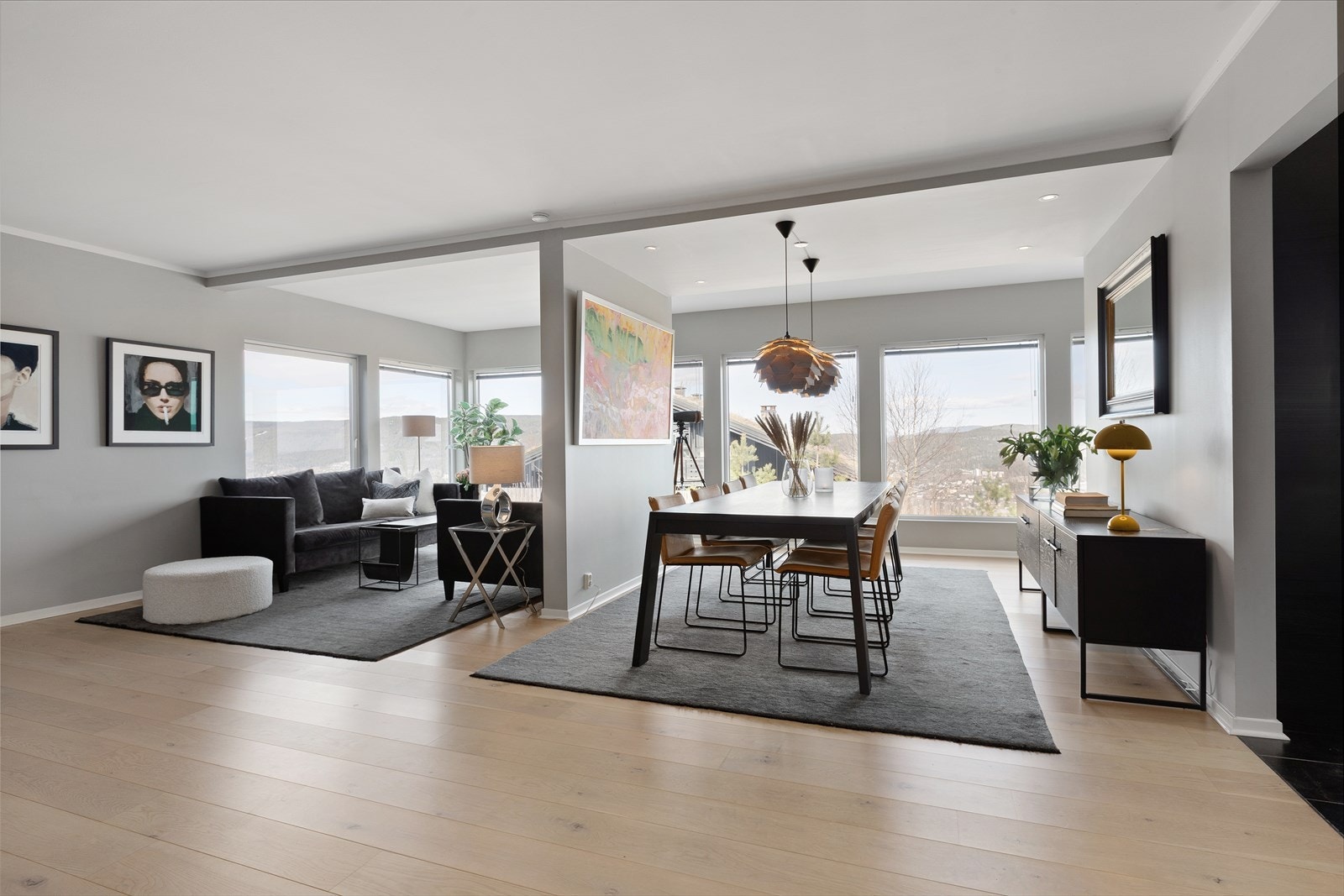 Sosial og god planløsning med møbleringsmuligheter i ulike soner Galleribilde