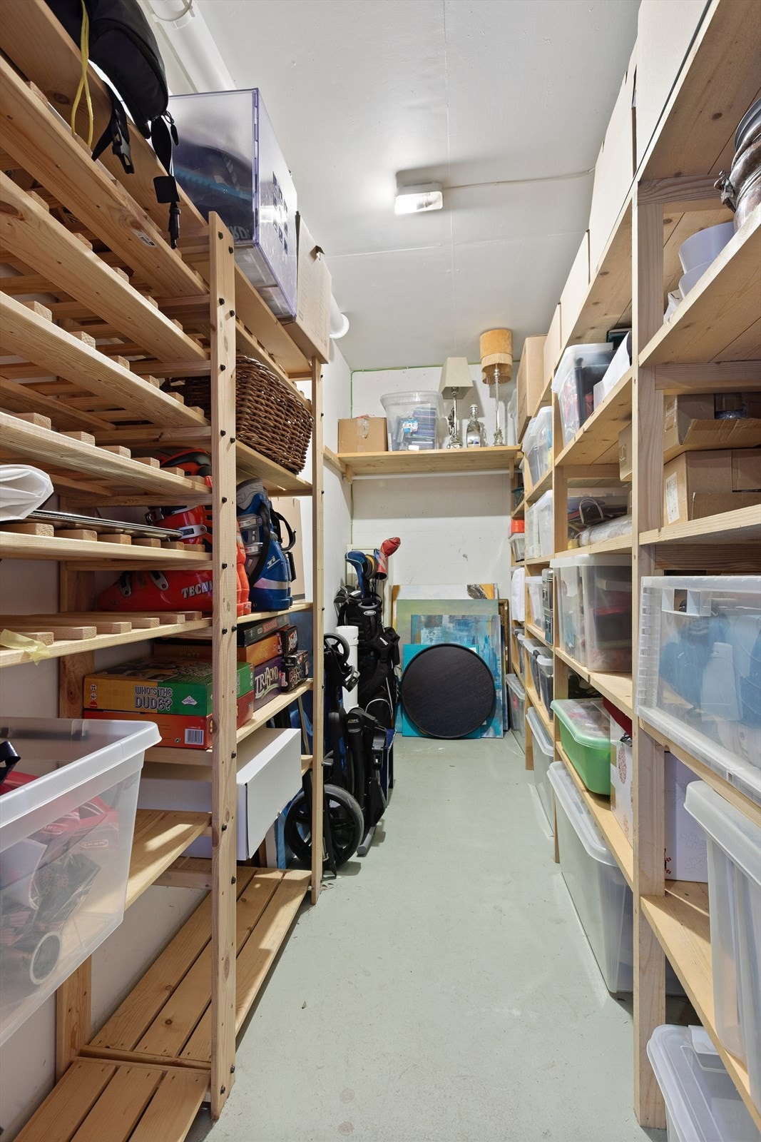 Romslig bod med god plass til oppbevaring Galleribilde