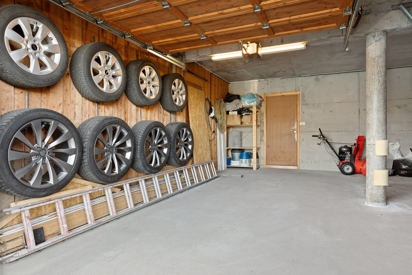 Parkering i garasje med innvendig adkomst. Elbillader er montert og medfølger. Galleribilde