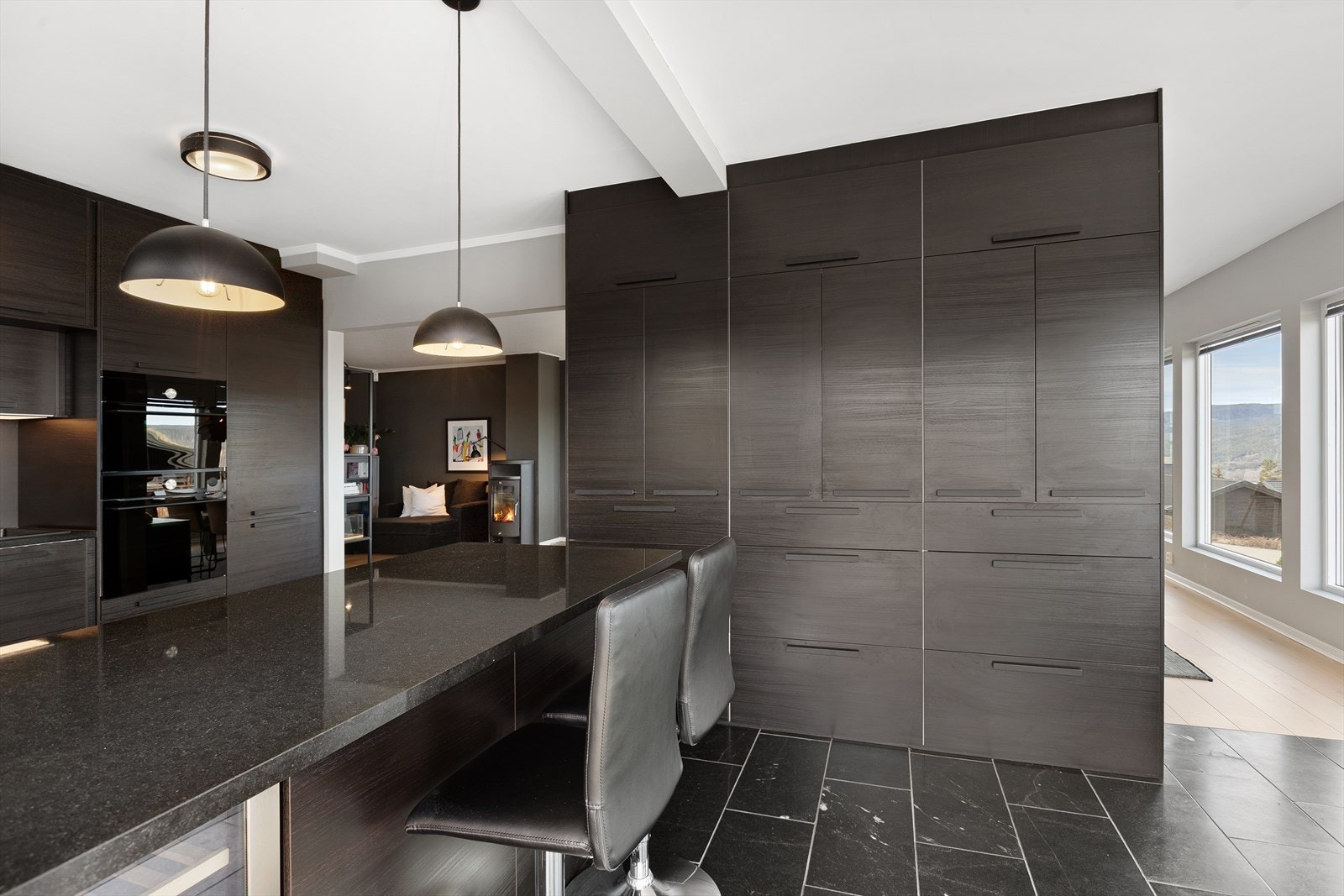 Kjøkkenet er utstyrt med integrerte hvitevarer som ovn m/dampfunksjon i høyskap, ovn m/mikro i høyskap, nedfelt koketopp, oppvaskmaskin og kombiskap med frys Galleribilde