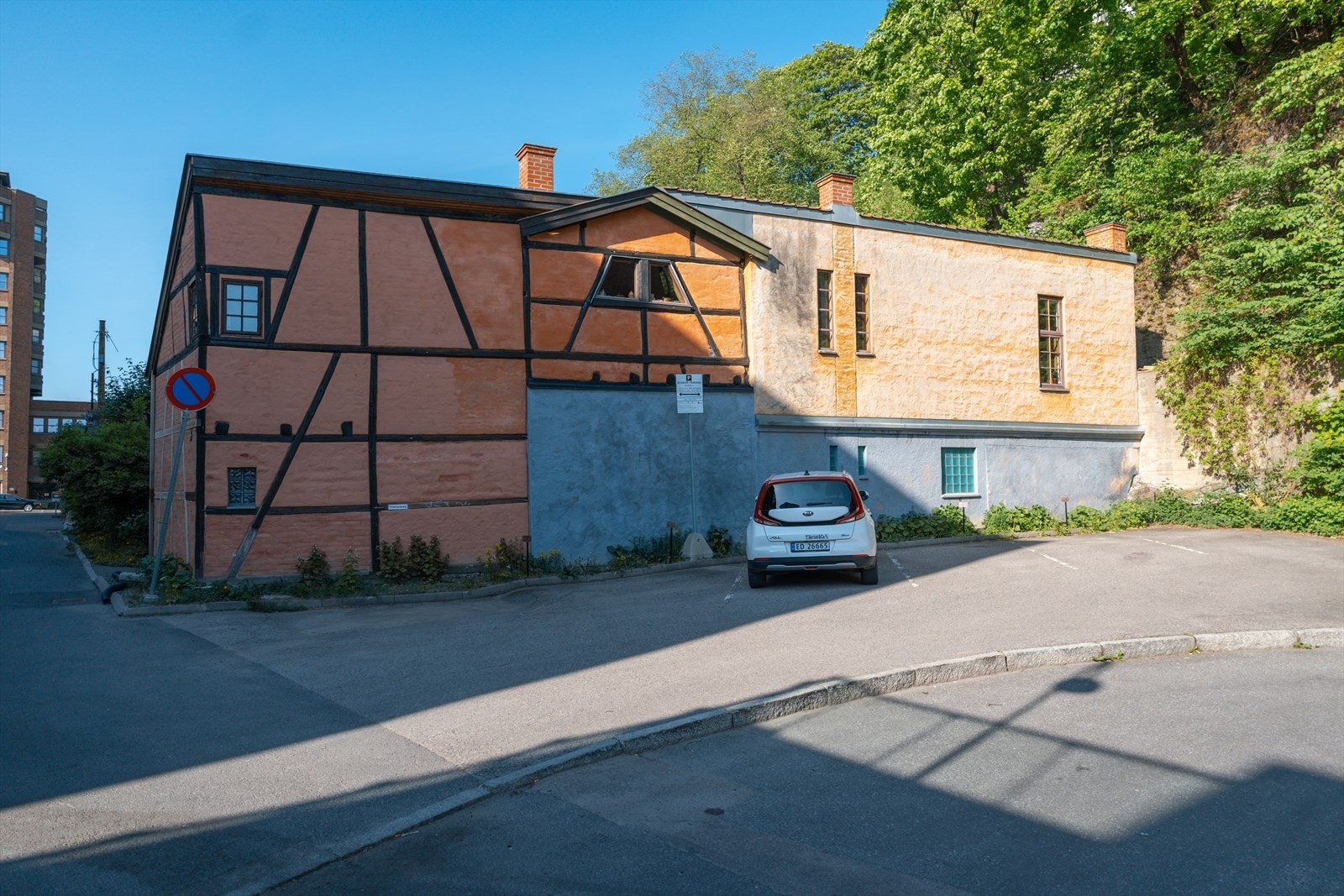 På parkeringsplassen boligen disponerer står det at det er reservert for Brinken 61, men i praksis deles det per i dag av tre hus - nr. 61, 57 og 55 - som har (og betaler for) to plasser hver. Selger opplyser at de betaler 455,- per måned pr.plass. Galleribilde