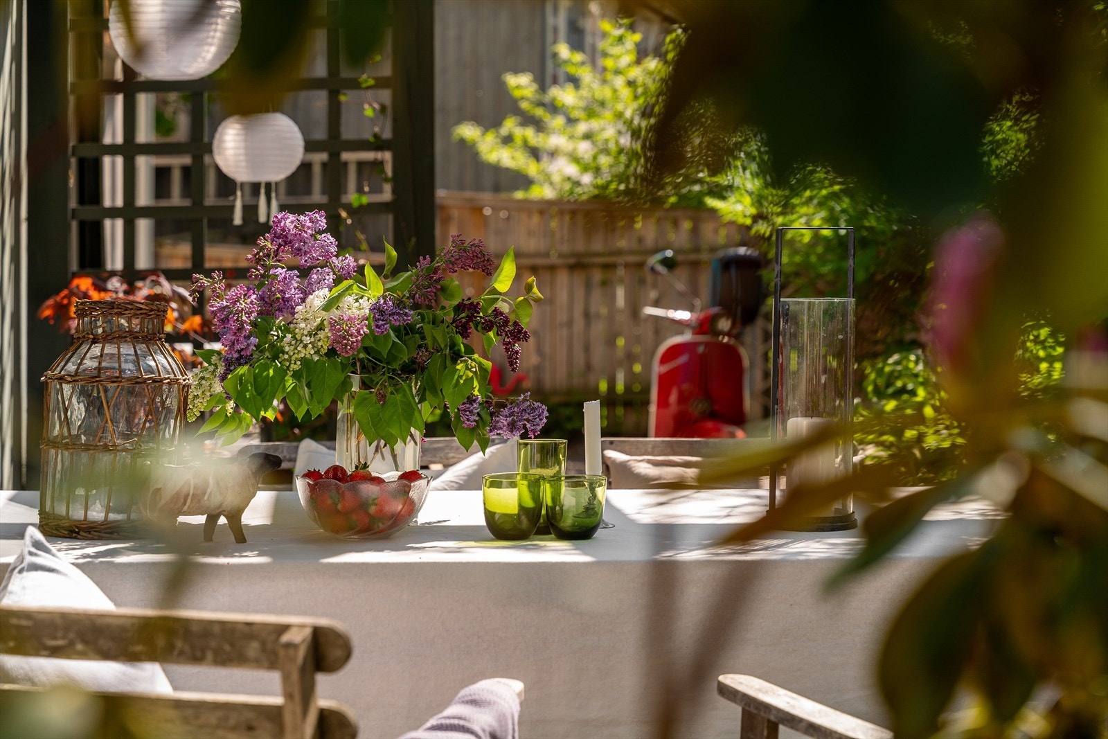 Nyt lange sommerdager på de solfylte uteplassene som er perfekt for både avslapning og underholdning. I hagen kommer solen ca 10.30 og går ned ca kl. 18.30 sommerstid. På terrassen i skråningen bak huset kan solen nytes lengre utover ettermiddagen/kvelden Galleribilde