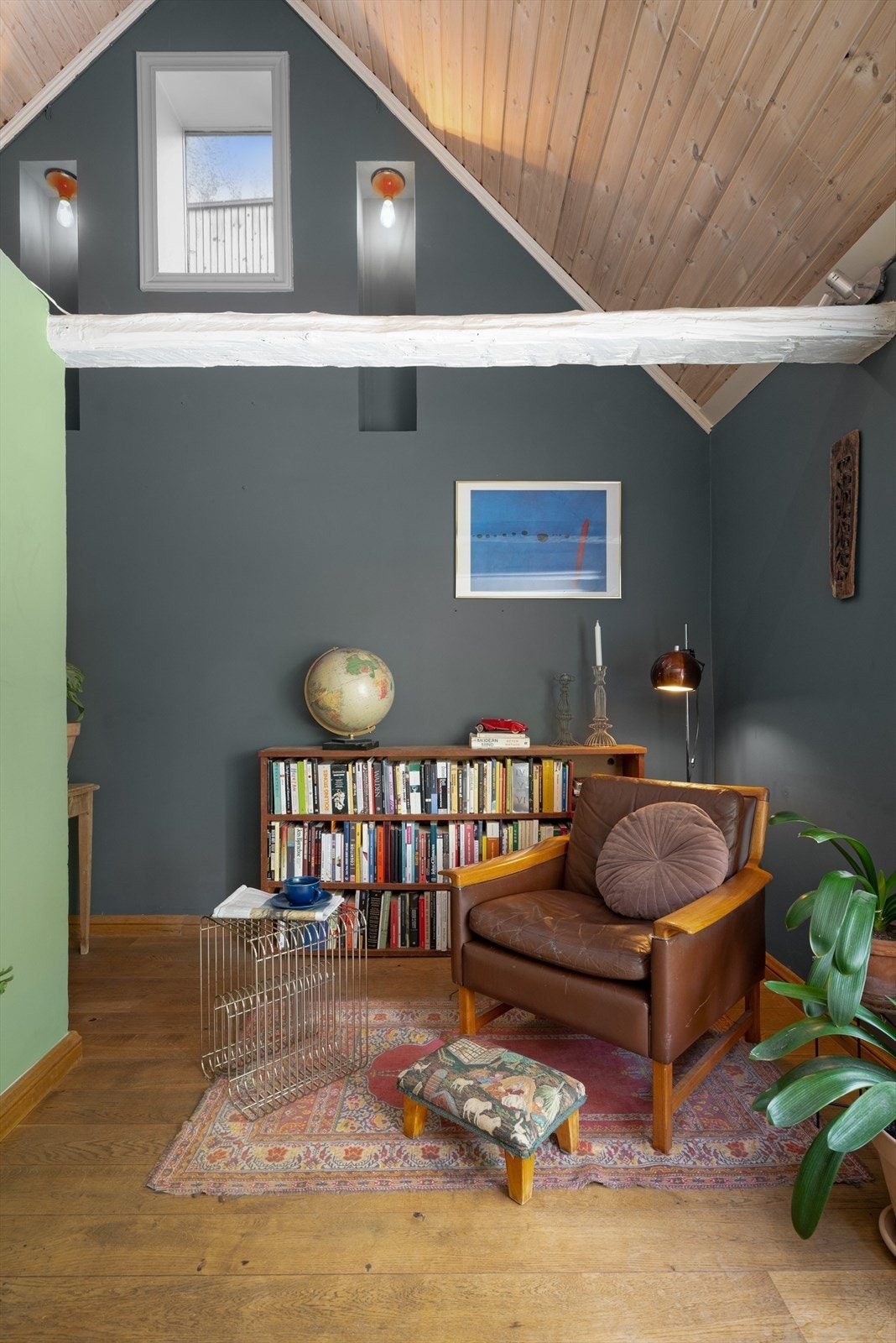 Deler av stuen er åpnet opp helt til skråtaket. Dette skaper en herlig og luftig atmosfære. Nisjene i vegg med belysning er også en tøff detalj. Galleribilde