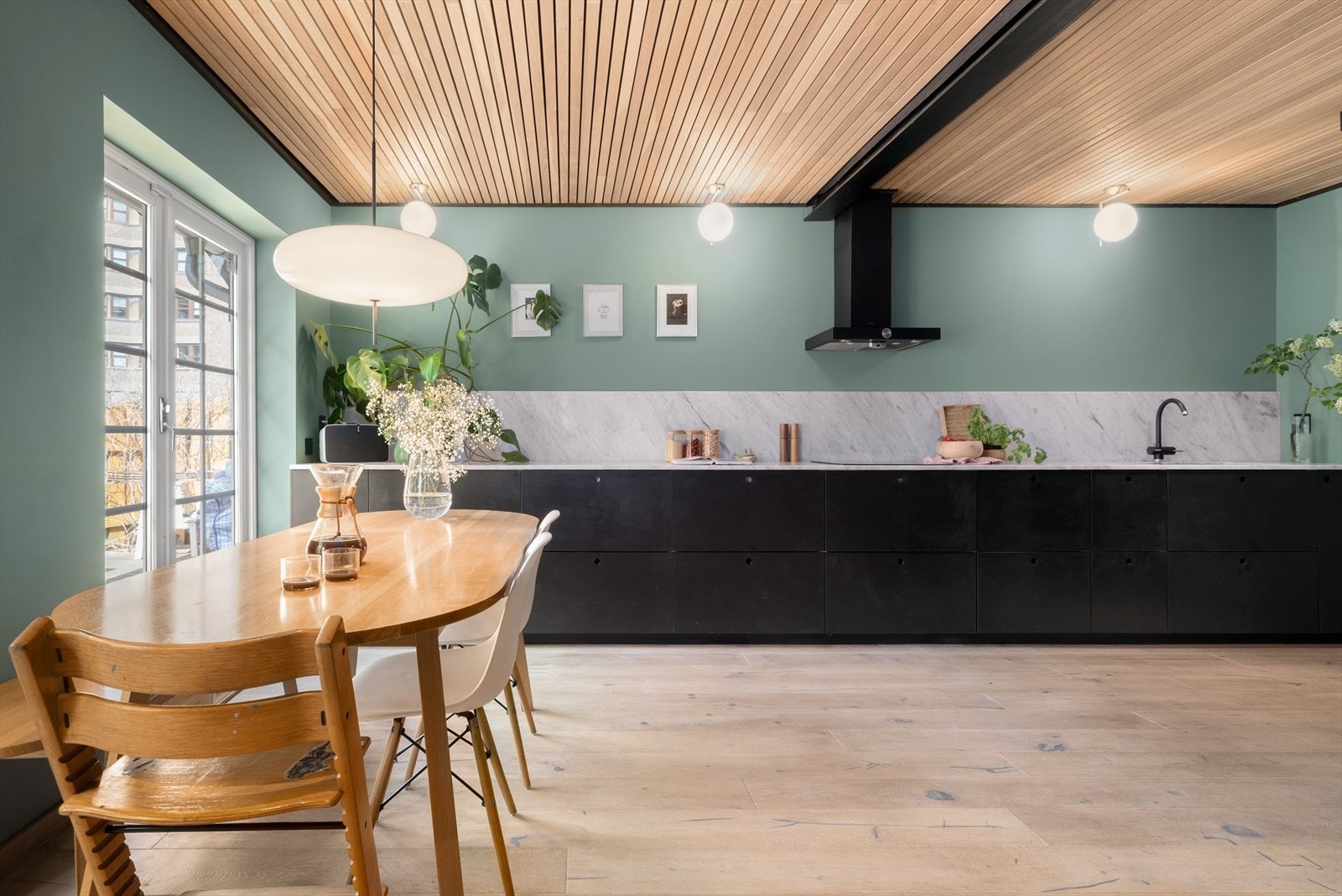 Her er det rikelig med plass til at familie og venner kan kokkelere sammen. Kombinasjonen av materialer og farger gir et svært gjennomført og lekkert totalinntrykk. Galleribilde