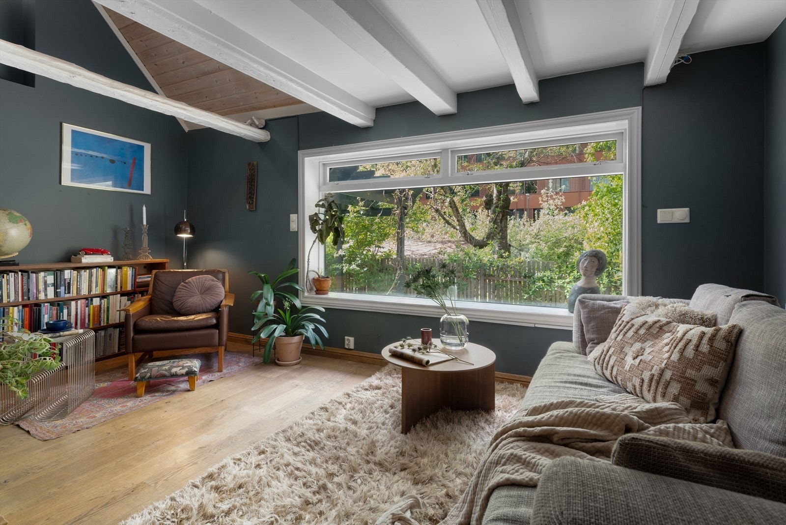 Det er god plass til å innrede med en stor lounge sofagruppe og andre stuemøbler. Galleribilde