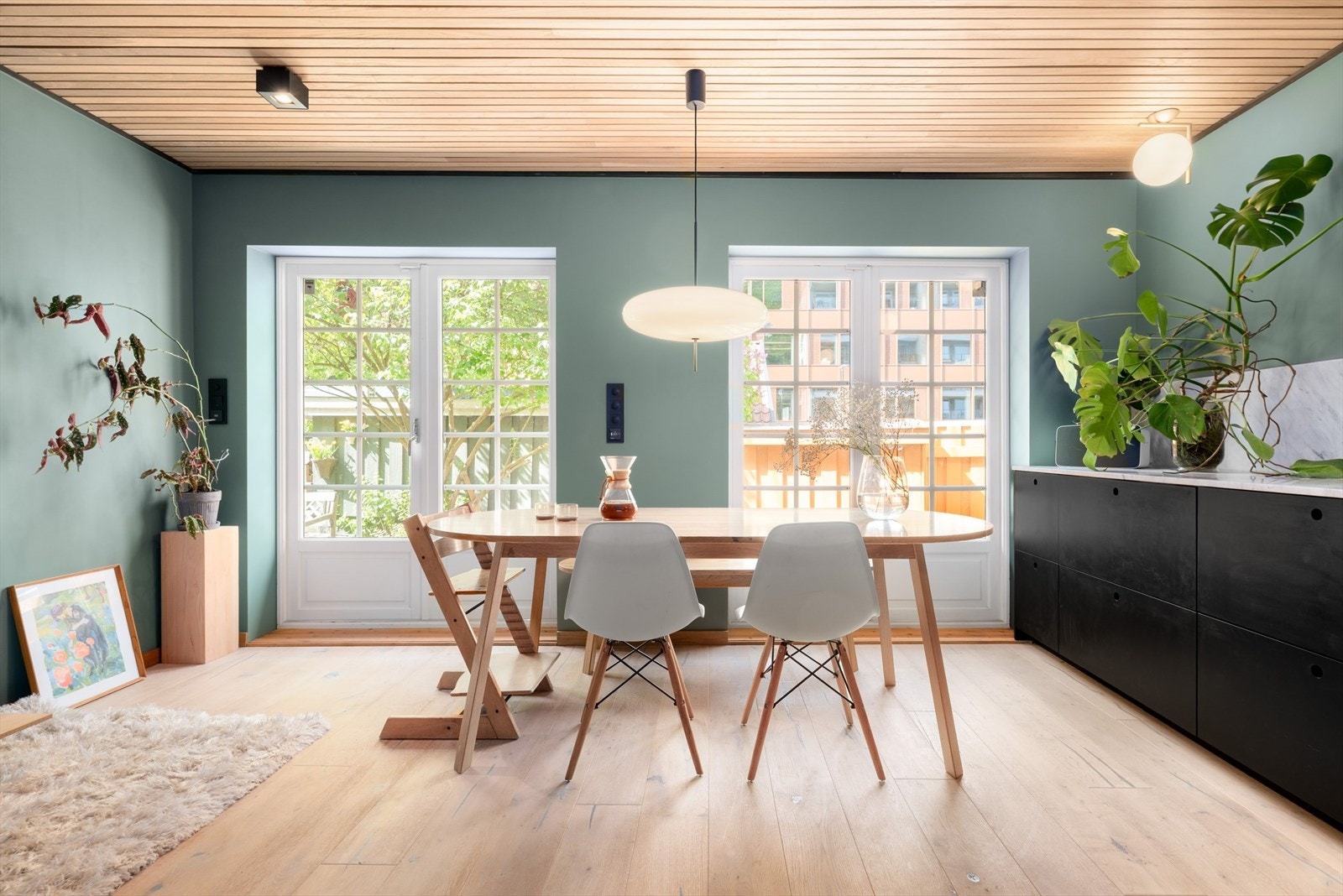 Plass til å sette et langbord både på langs og på tvers. De store doble balkongdørene ut til hagen inviterer den naturskjønne utsikten inn. Galleribilde