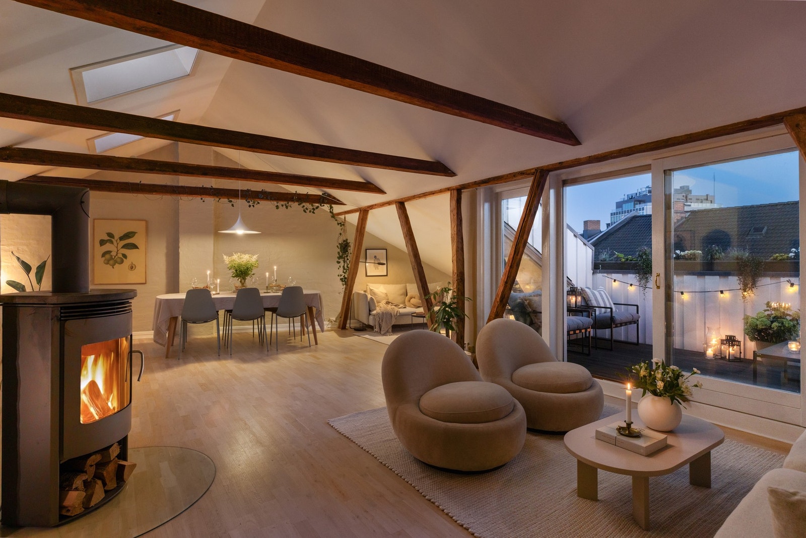 Vendbar peisovn i stuen. Galleribilde