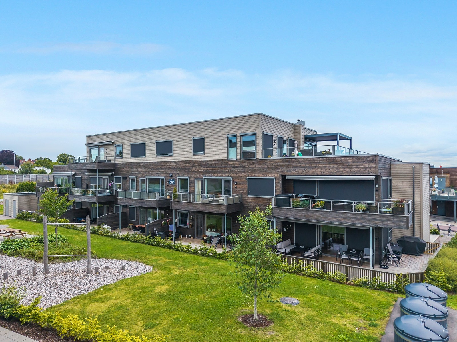 Gjennomgående leilighet i 2. etasje - både heis og gode trapper Galleribilde