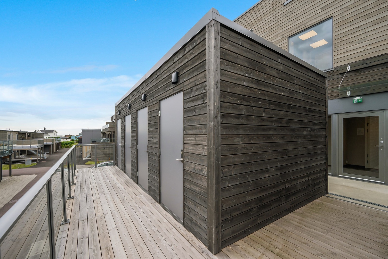 På balustraden ved inngangspartiet har man egen bod Galleribilde